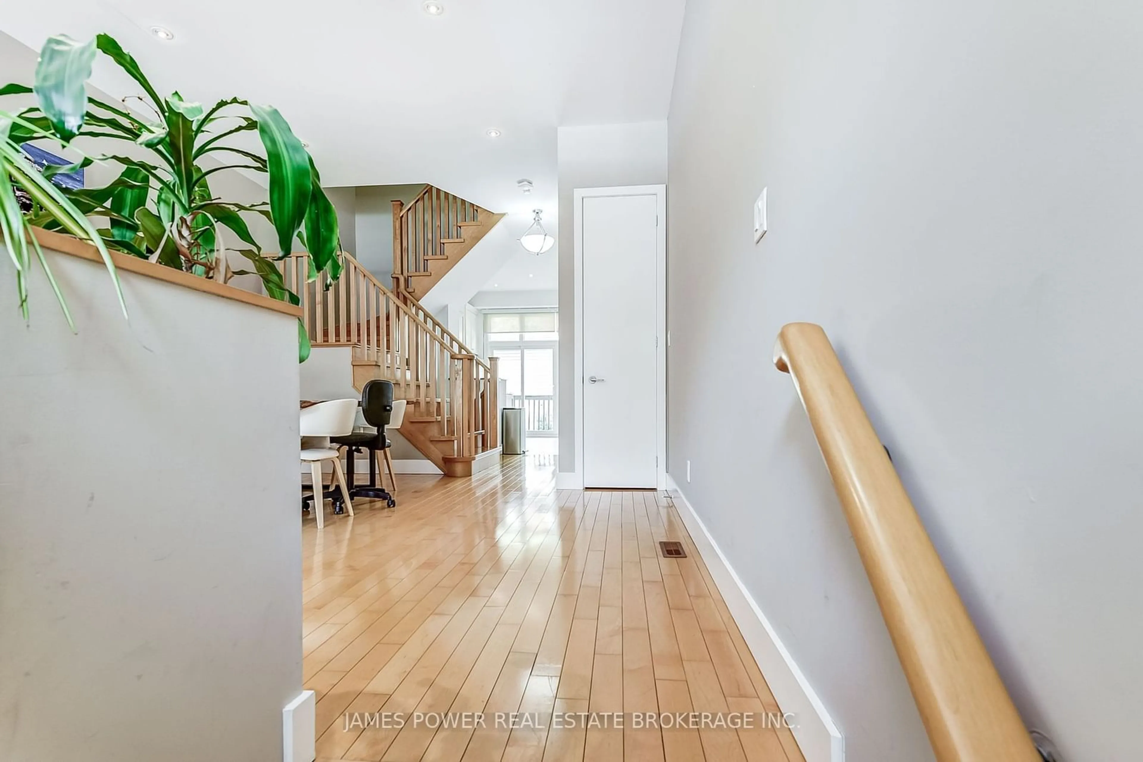 Indoor entryway for 484 King St, Toronto Ontario M5A 1L8