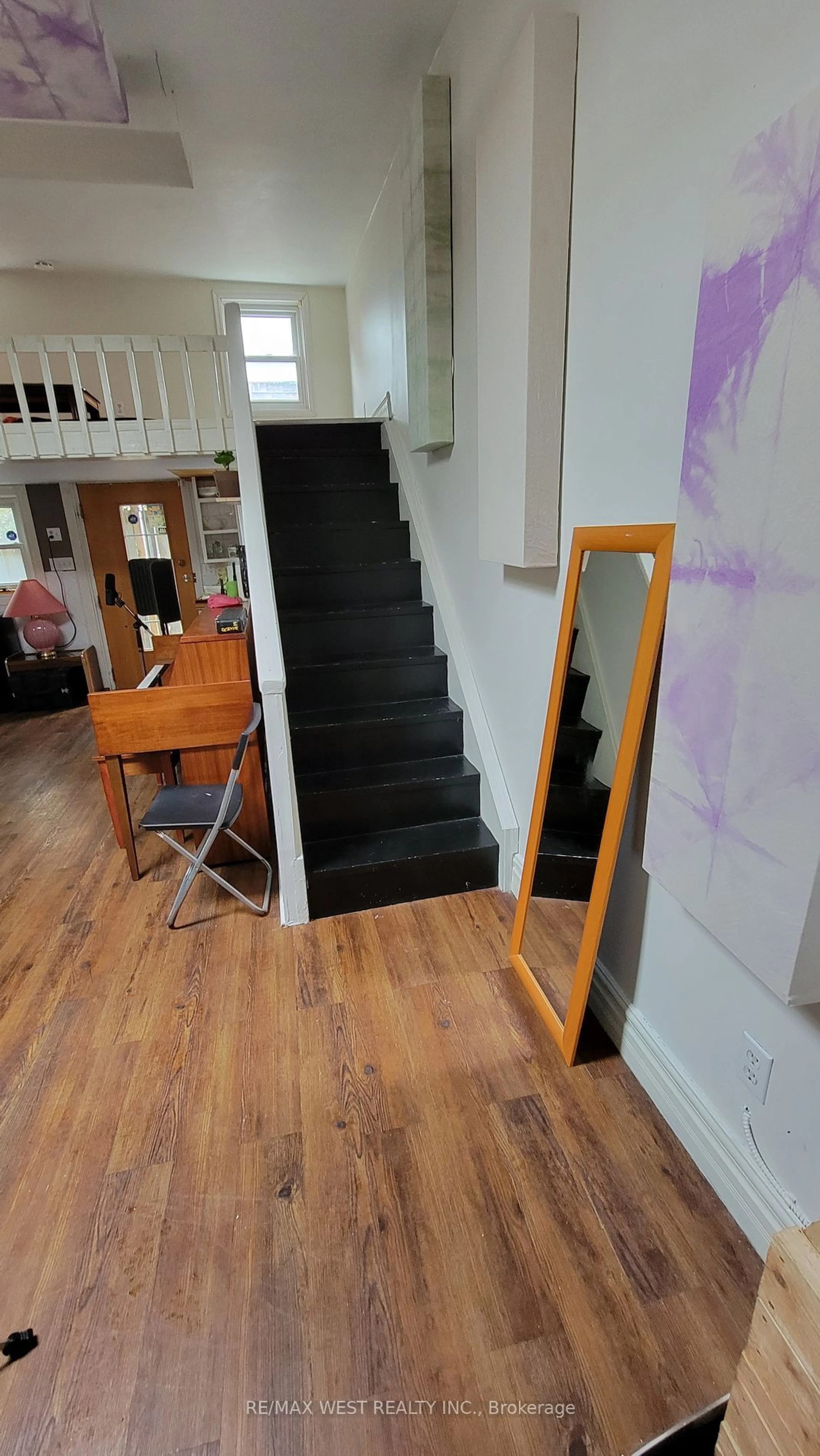 Indoor foyer for 112 Crawford St, Toronto Ontario M6J 2V4