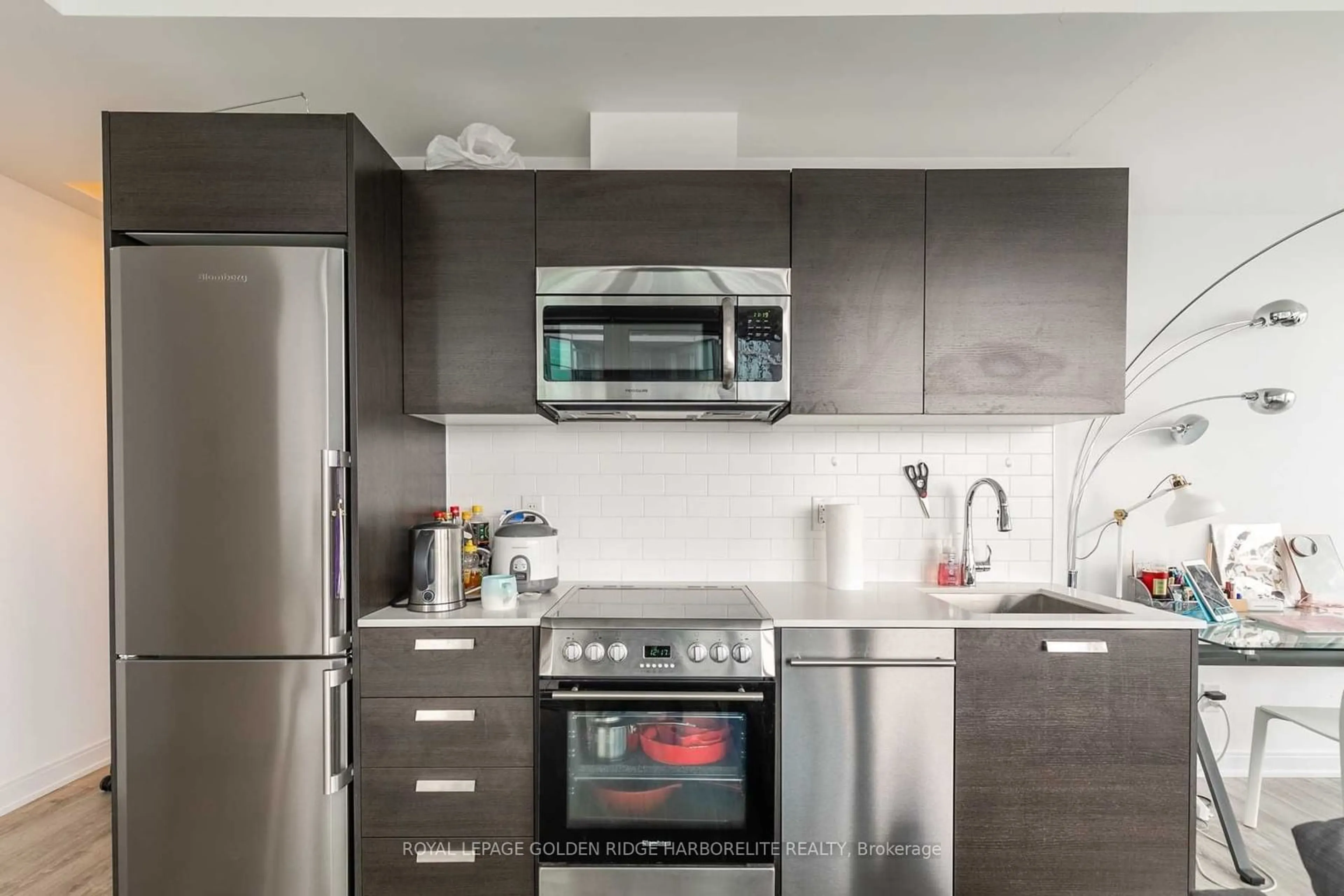 Standard kitchen for 42 Charles St #2702, Toronto Ontario M4Y 0B8