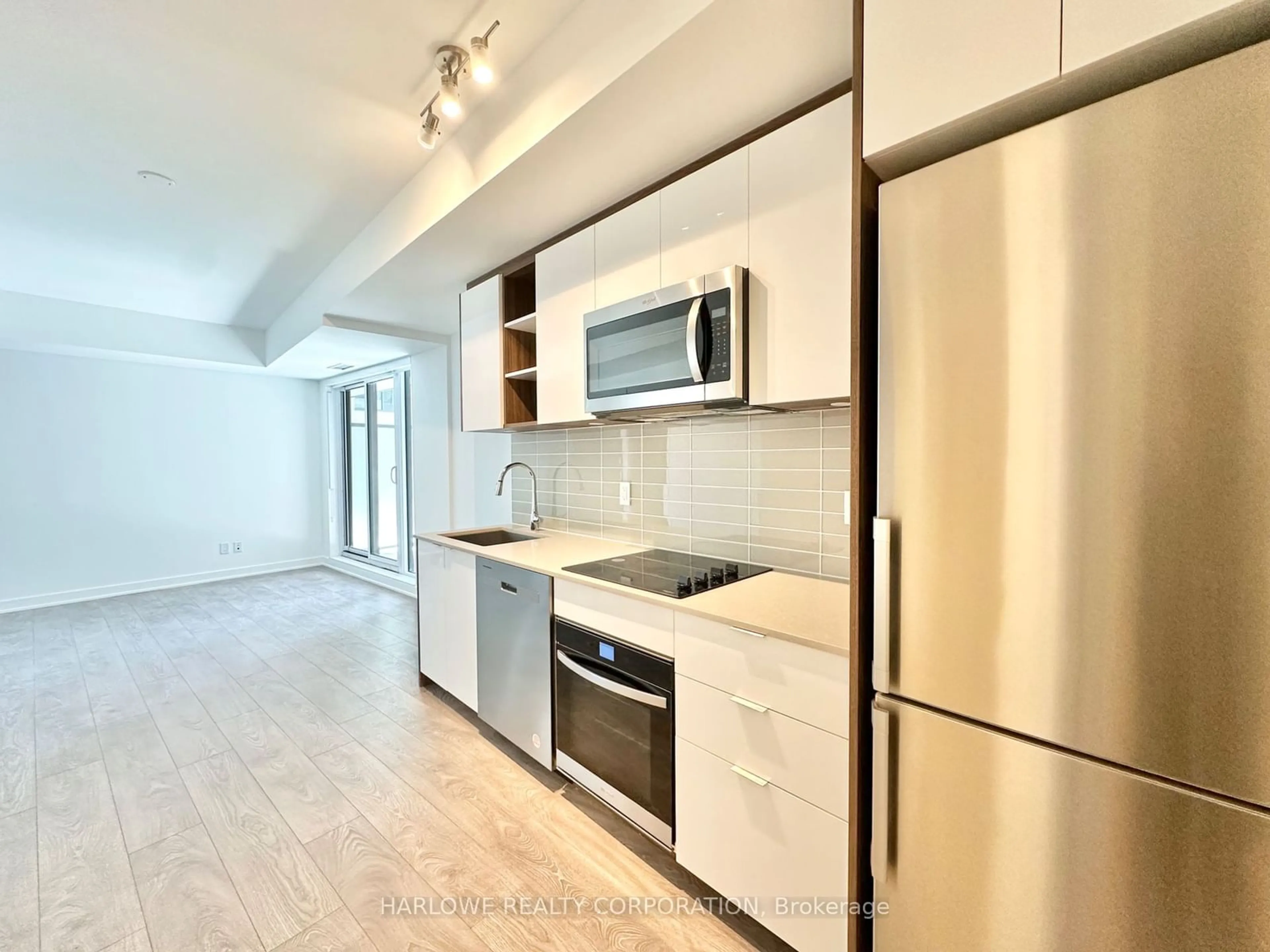 Open concept kitchen for 543 Richmond St #726, Toronto Ontario M5V 0W9