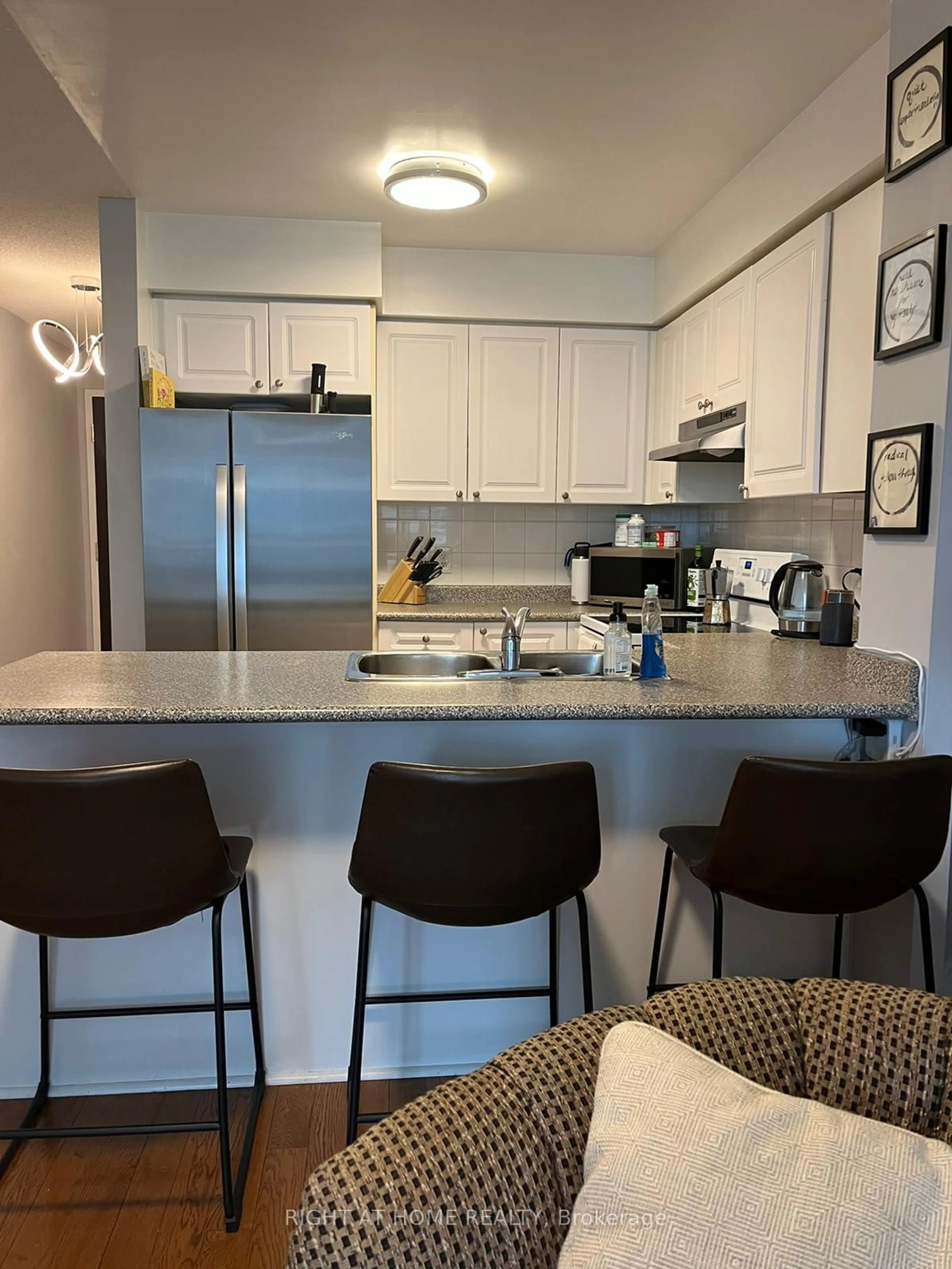 Standard kitchen for 18 Parkview Ave #1601, Toronto Ontario M2N 7H7