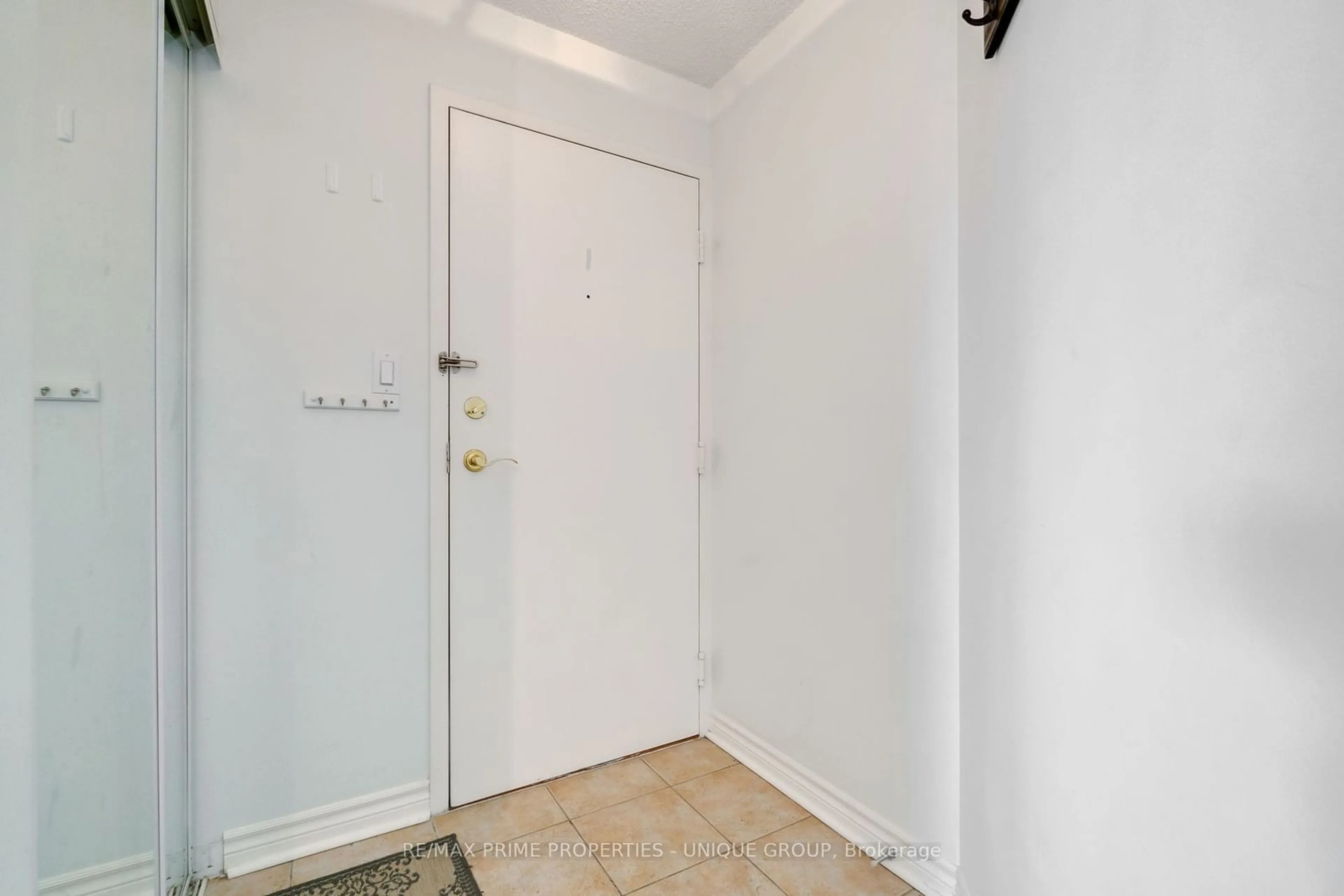 Indoor entryway for 398 Eglinton Ave #910, Toronto Ontario M4P 3H8