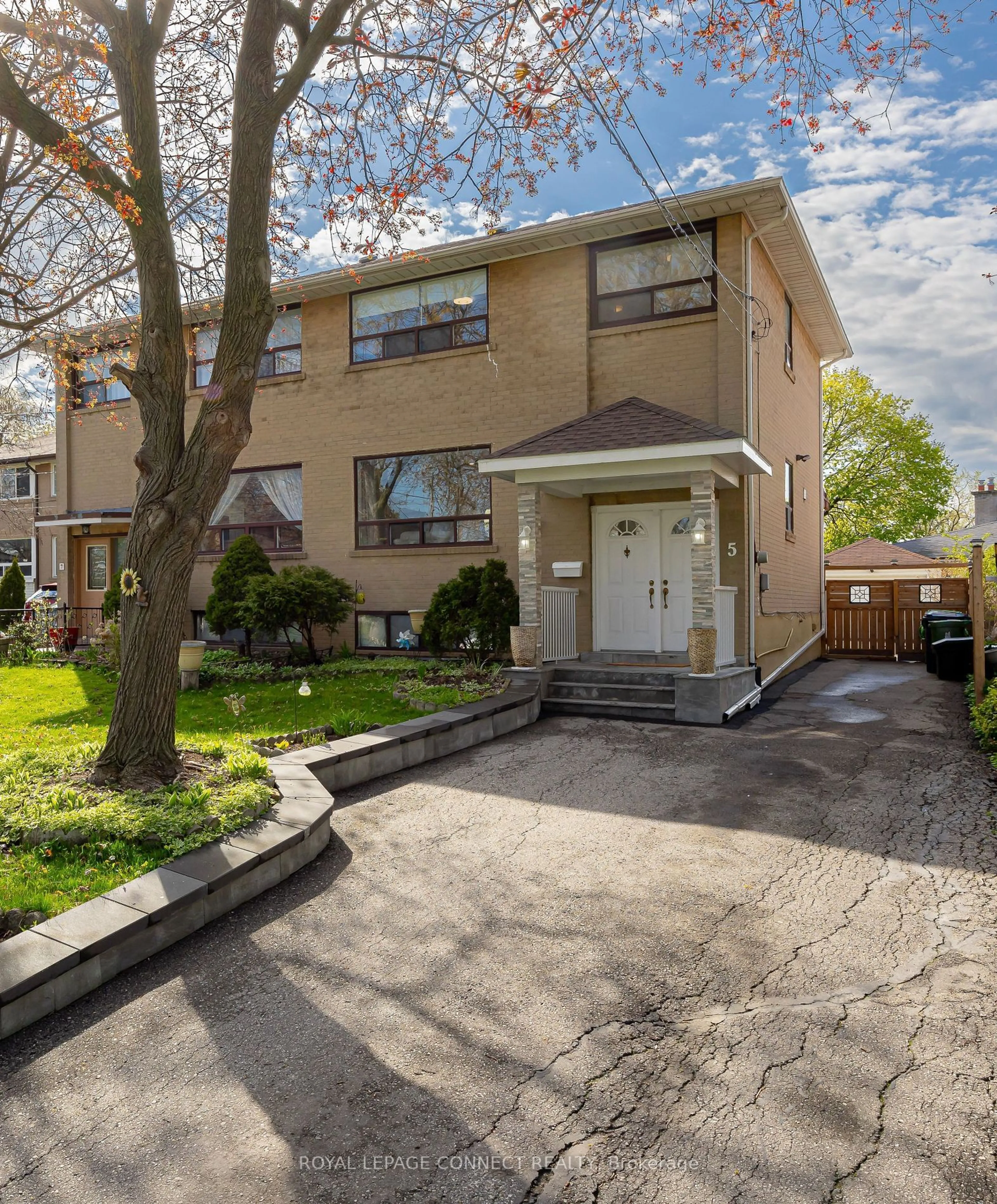 A pic from exterior of the house or condo for 5 Ailsa Craig Crt, Toronto Ontario M2R 2B9