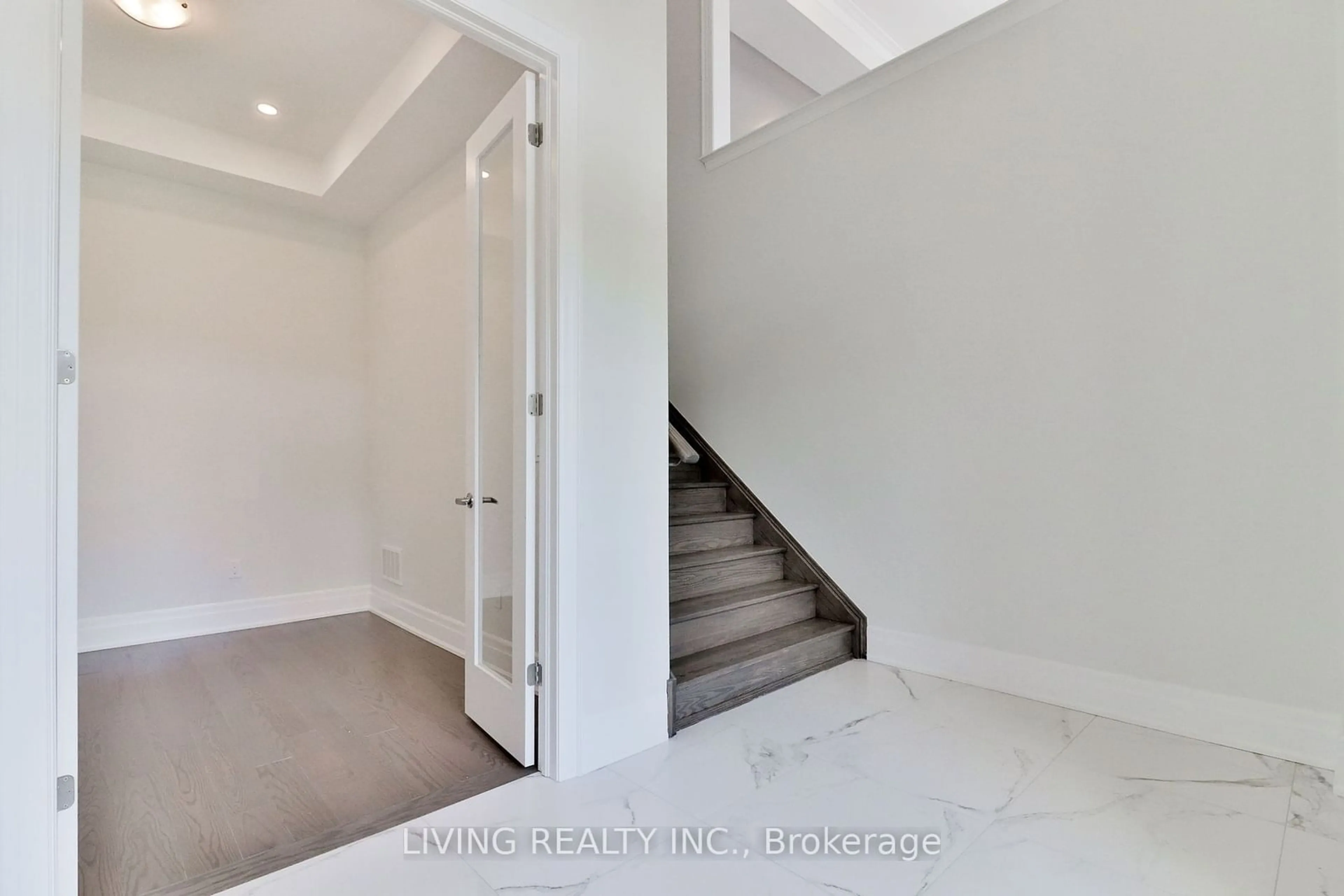 Indoor entryway for 11 Becky Cheung Crt, Toronto Ontario M2M 0B7