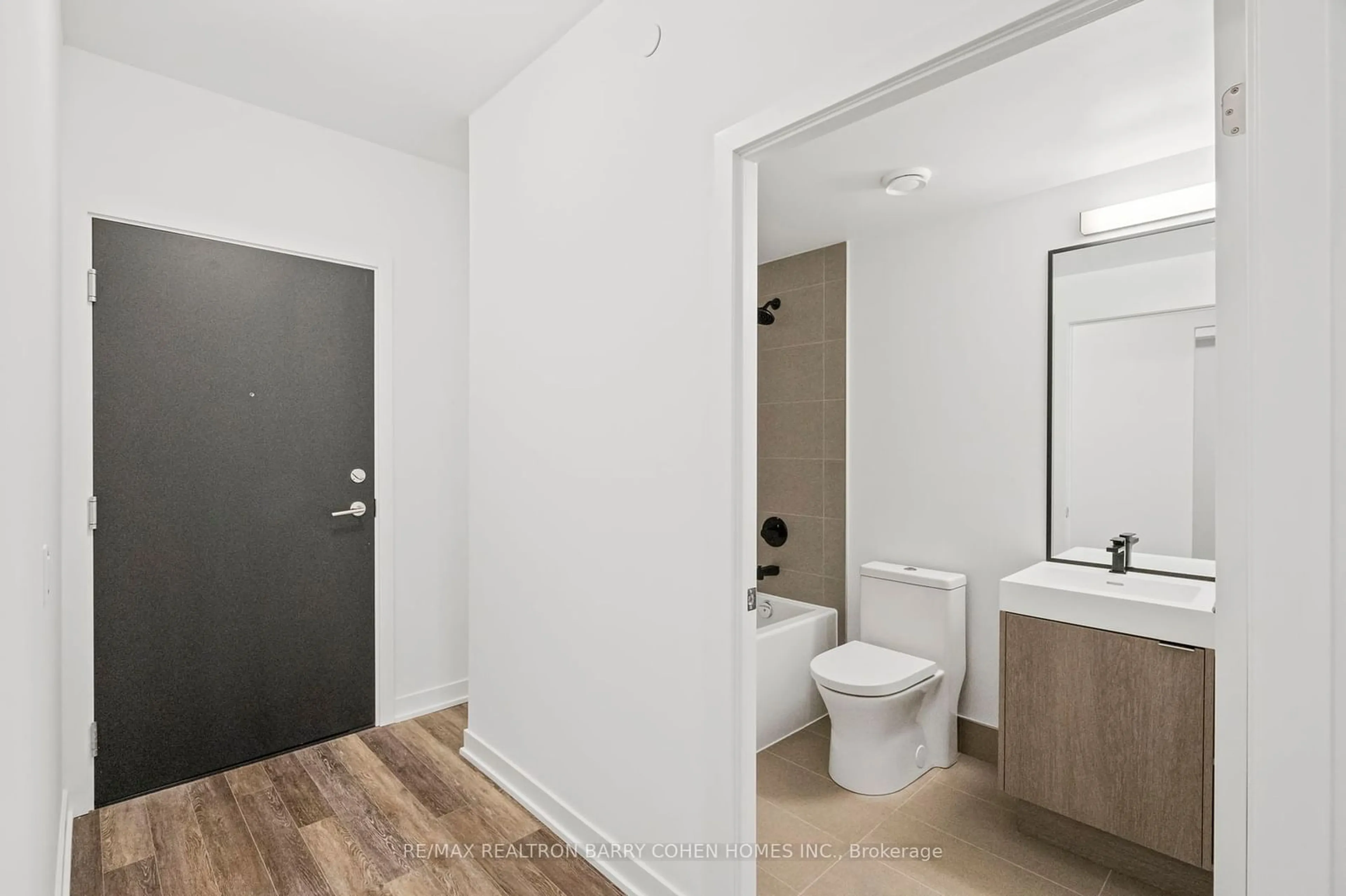 Bathroom for 250 Lawrence Ave #212, Toronto Ontario M5M 1B2