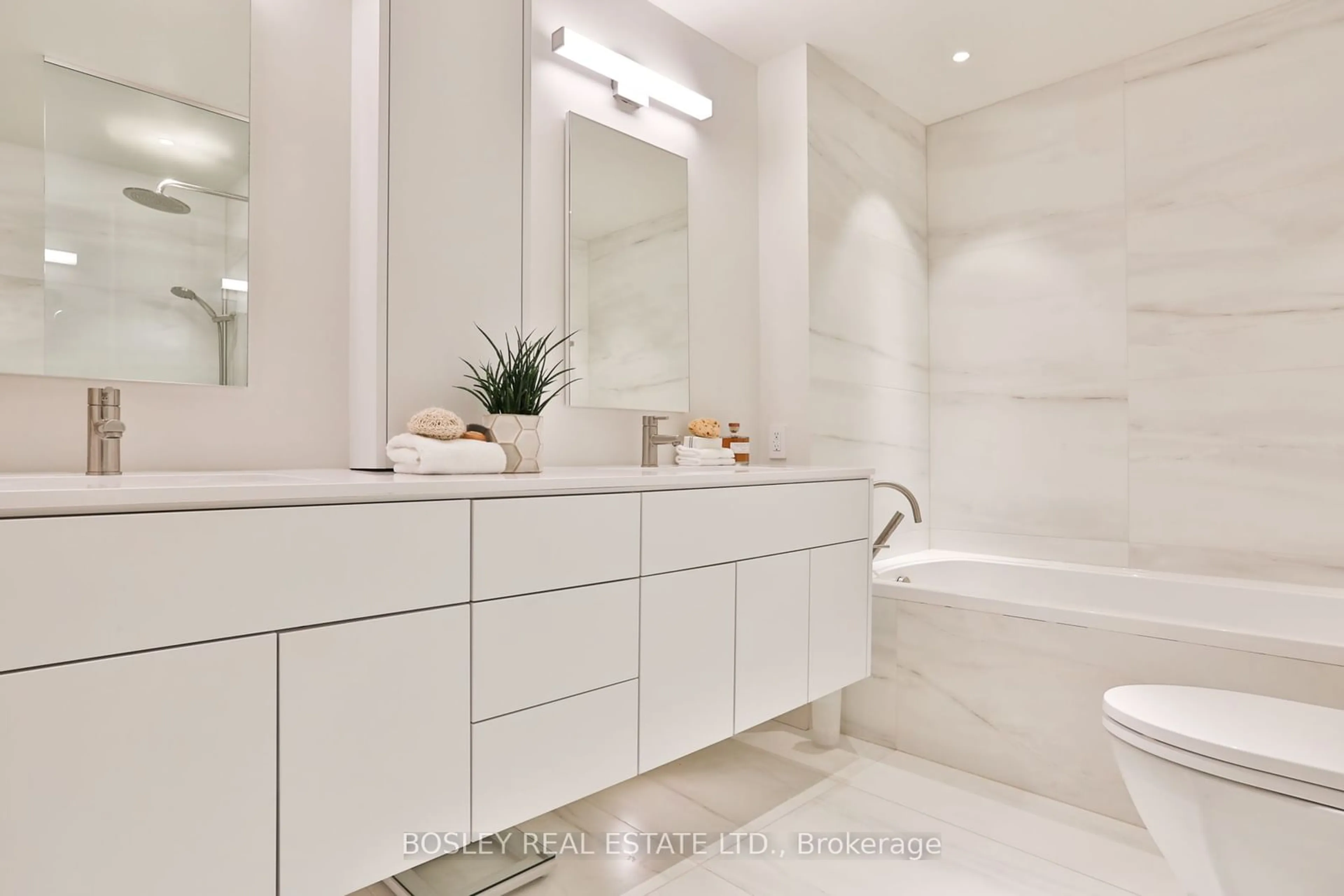 Contemporary bathroom for 25 Scrivener Sq #506, Toronto Ontario M4W 3Y6