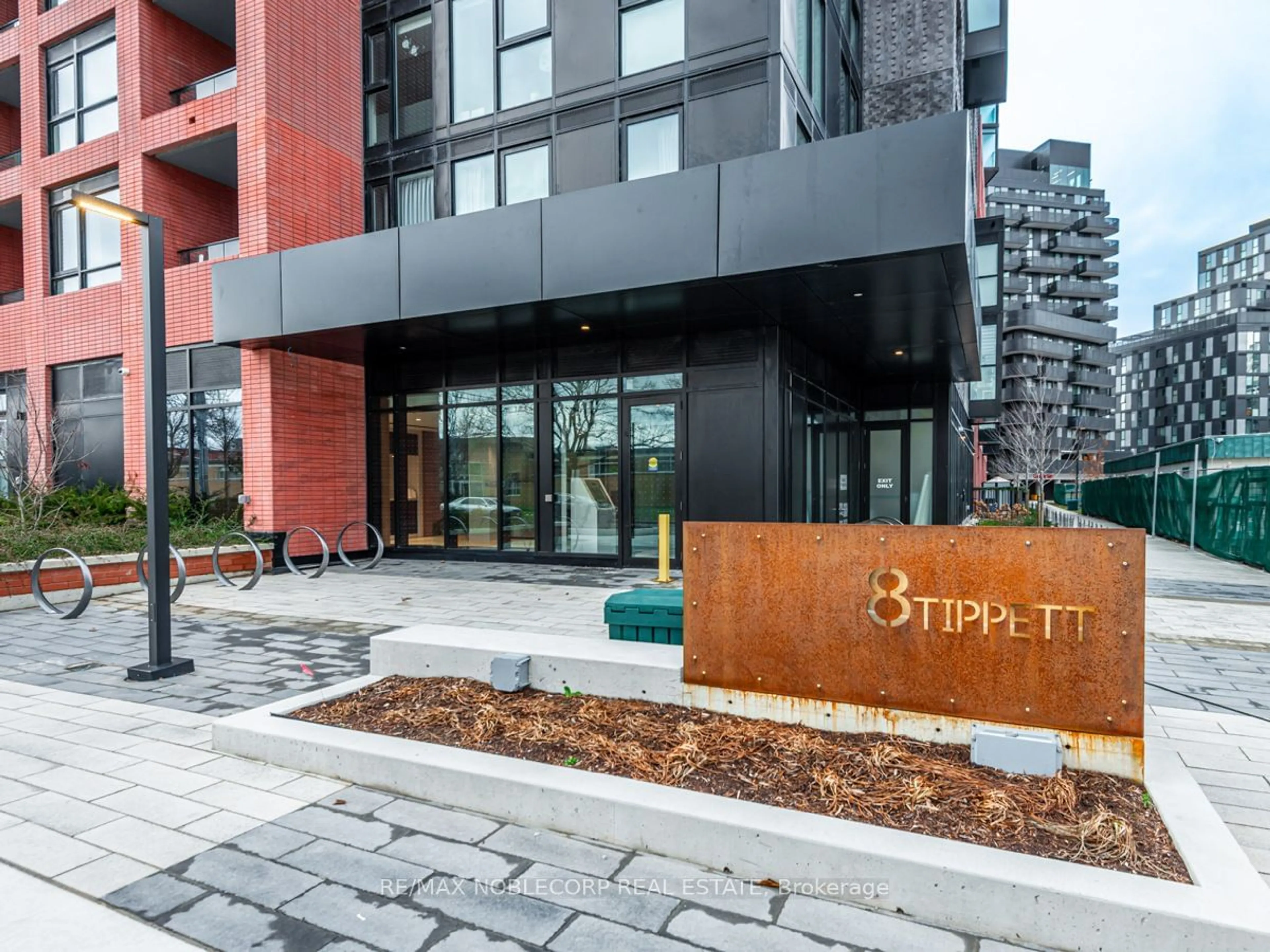 Indoor foyer for 8 Tippett Rd #707, Toronto Ontario M3H 2V1