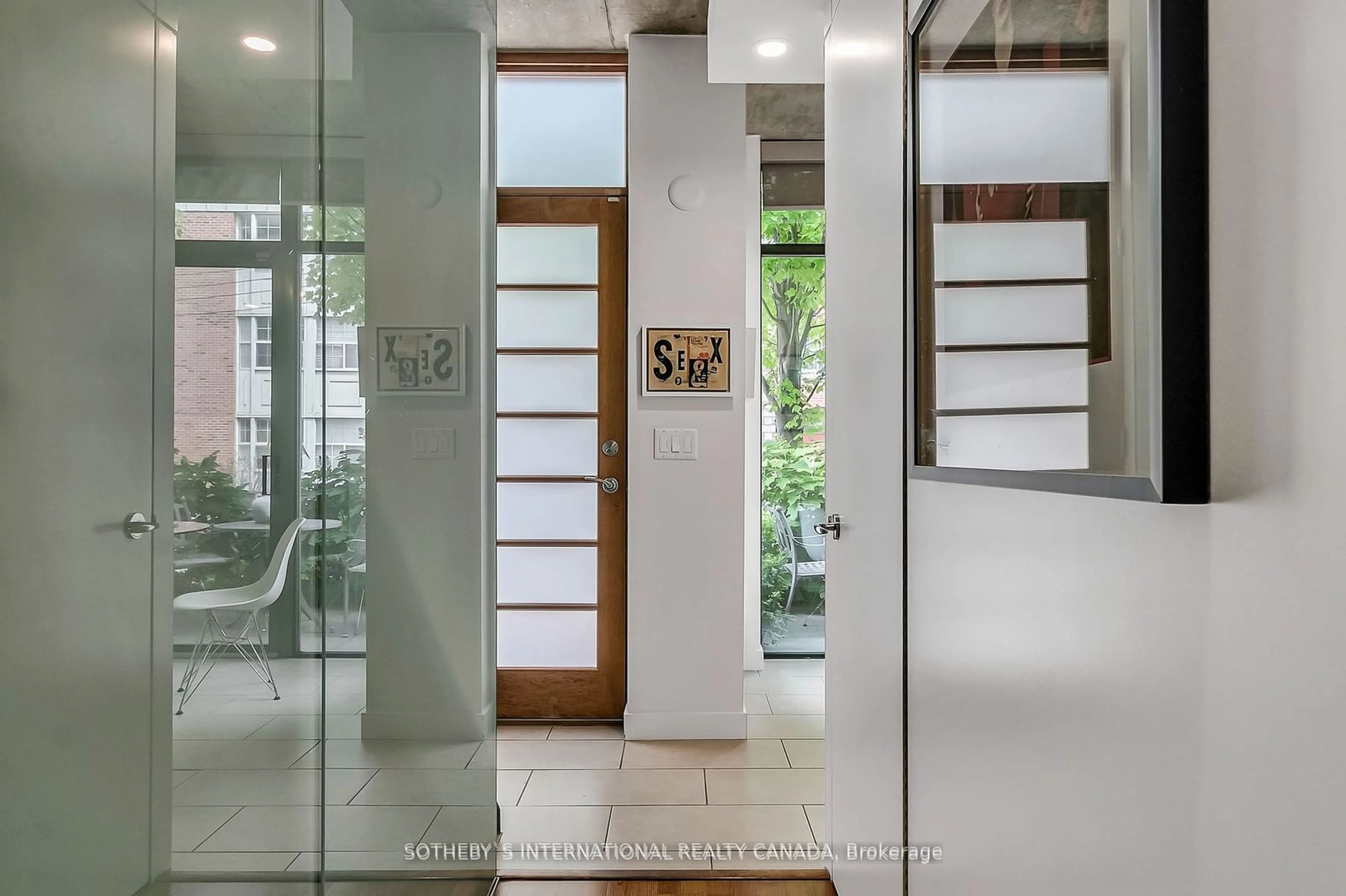 Indoor foyer for 261 Mutual St #TH 17, Toronto Ontario M4V 1X6