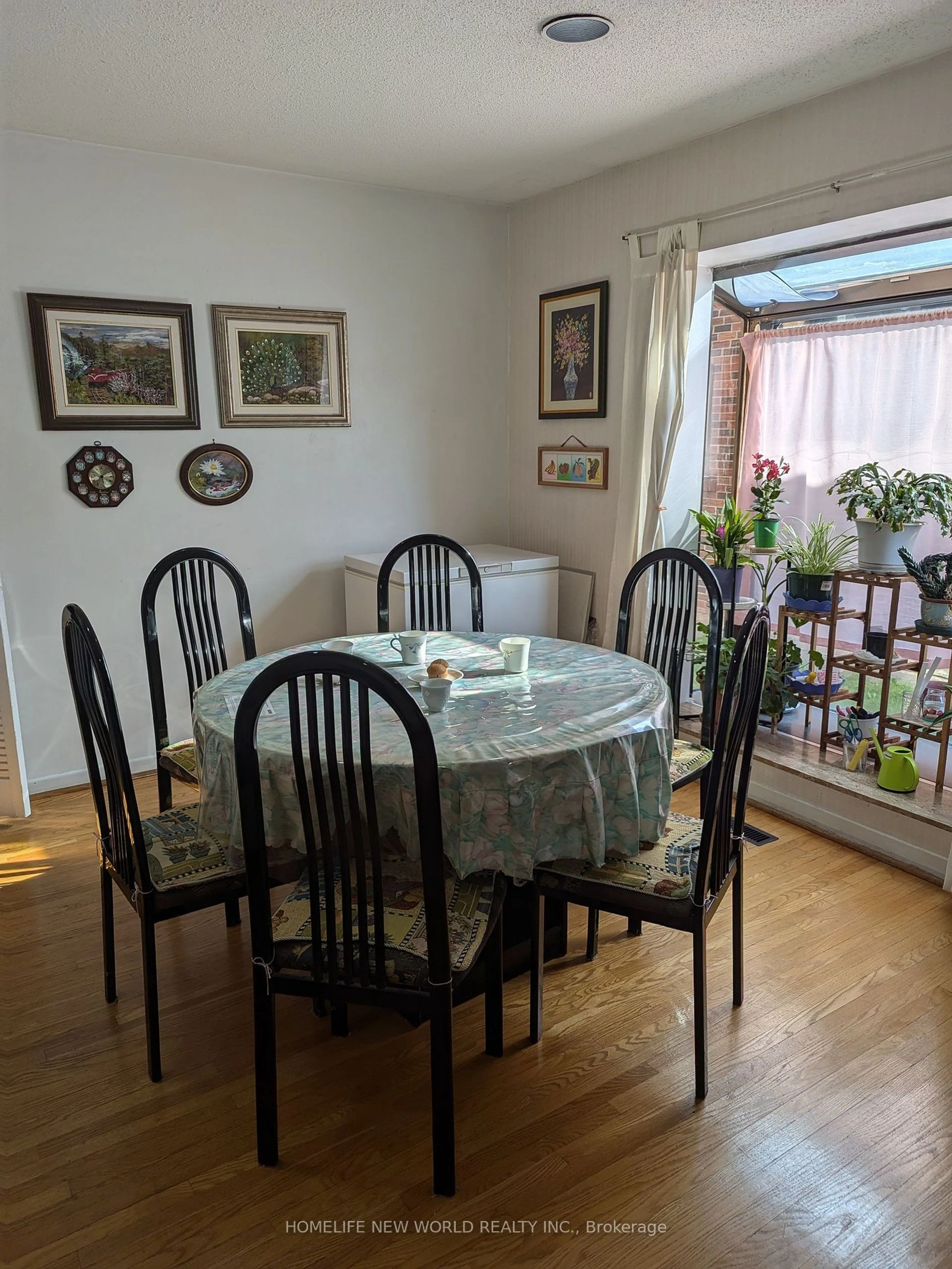 Dining room for 9 Crossen Dr, Toronto Ontario M2M 1N7