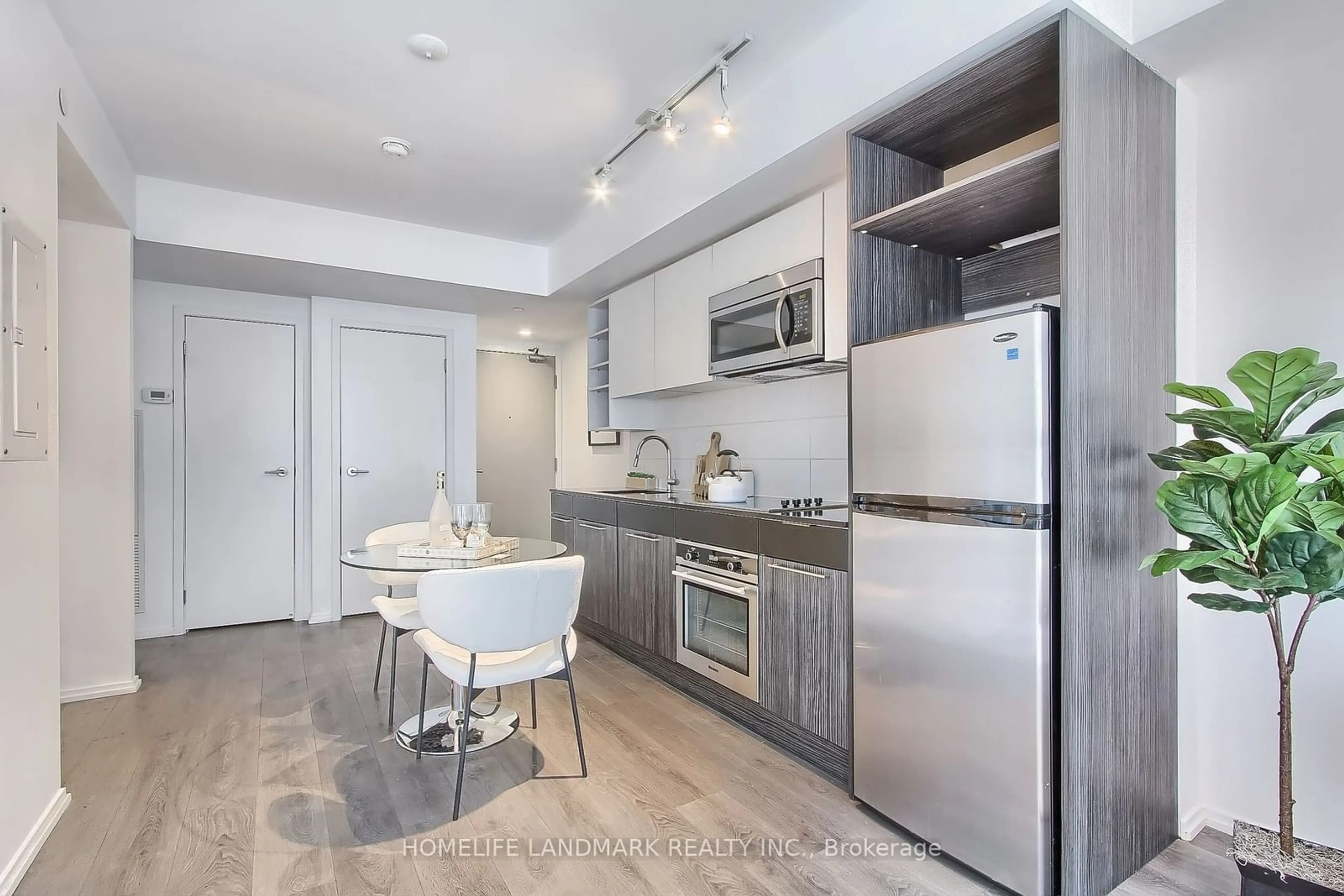 Standard kitchen for 68 Shuter St #1906, Toronto Ontario M5B 1B4