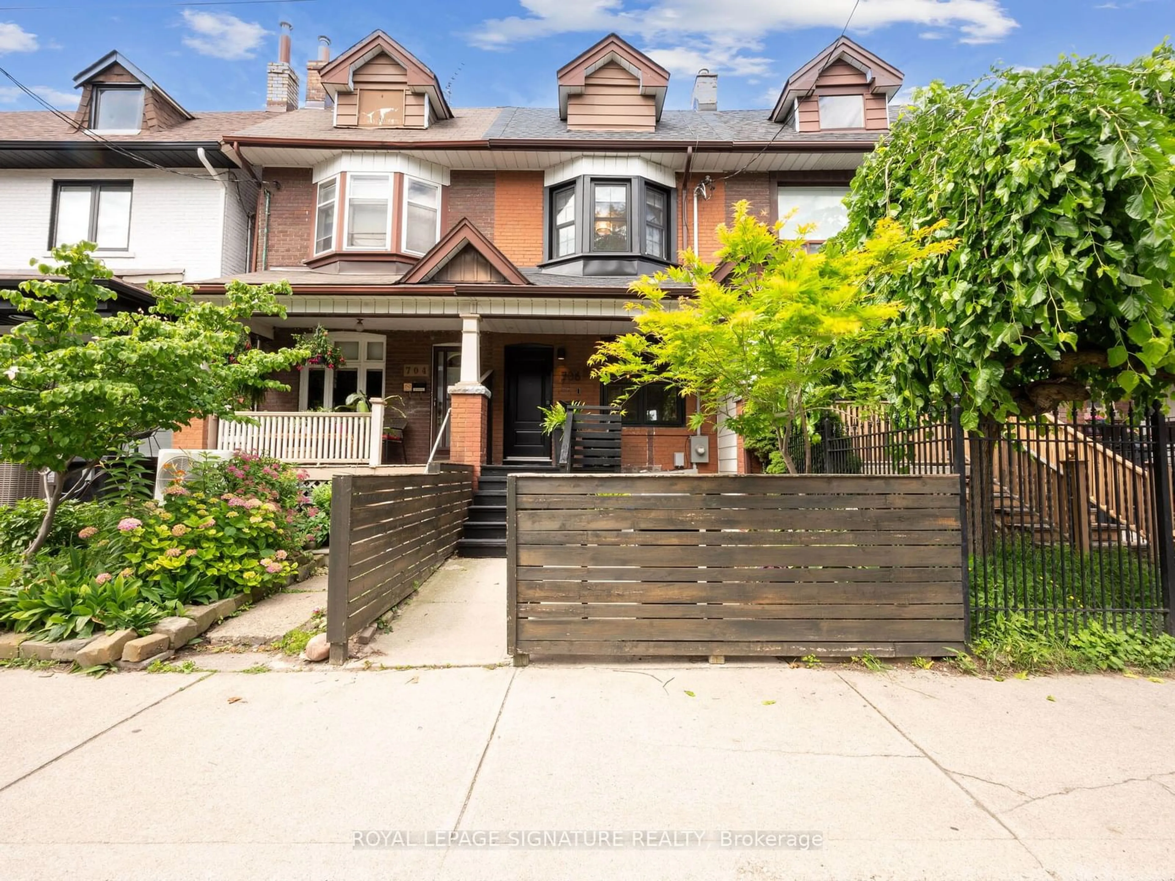 Frontside or backside of a home for 706 Manning Ave, Toronto Ontario M6G 2W4