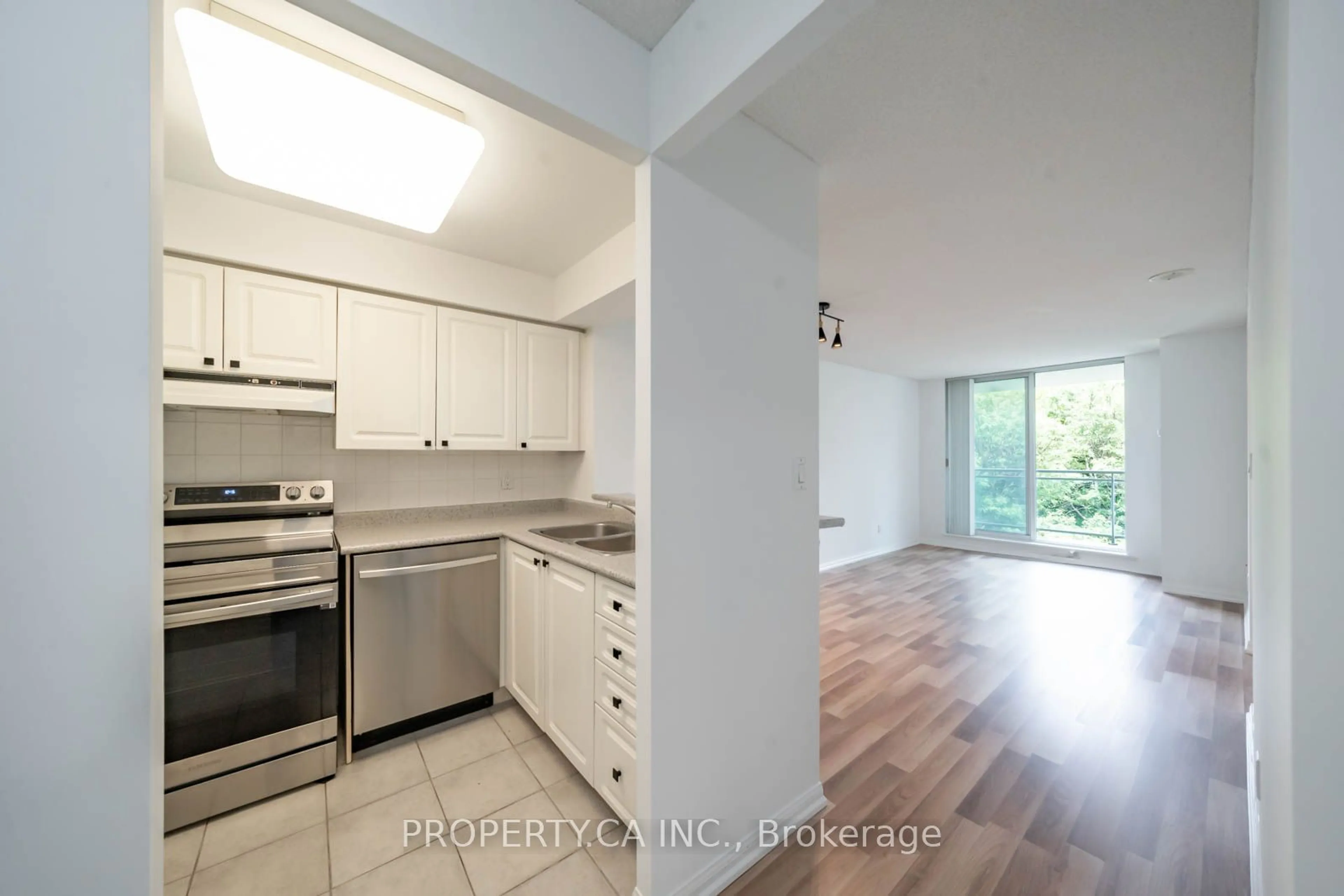 Standard kitchen for 398 Eglinton Ave #603, Toronto Ontario M4P 3H8