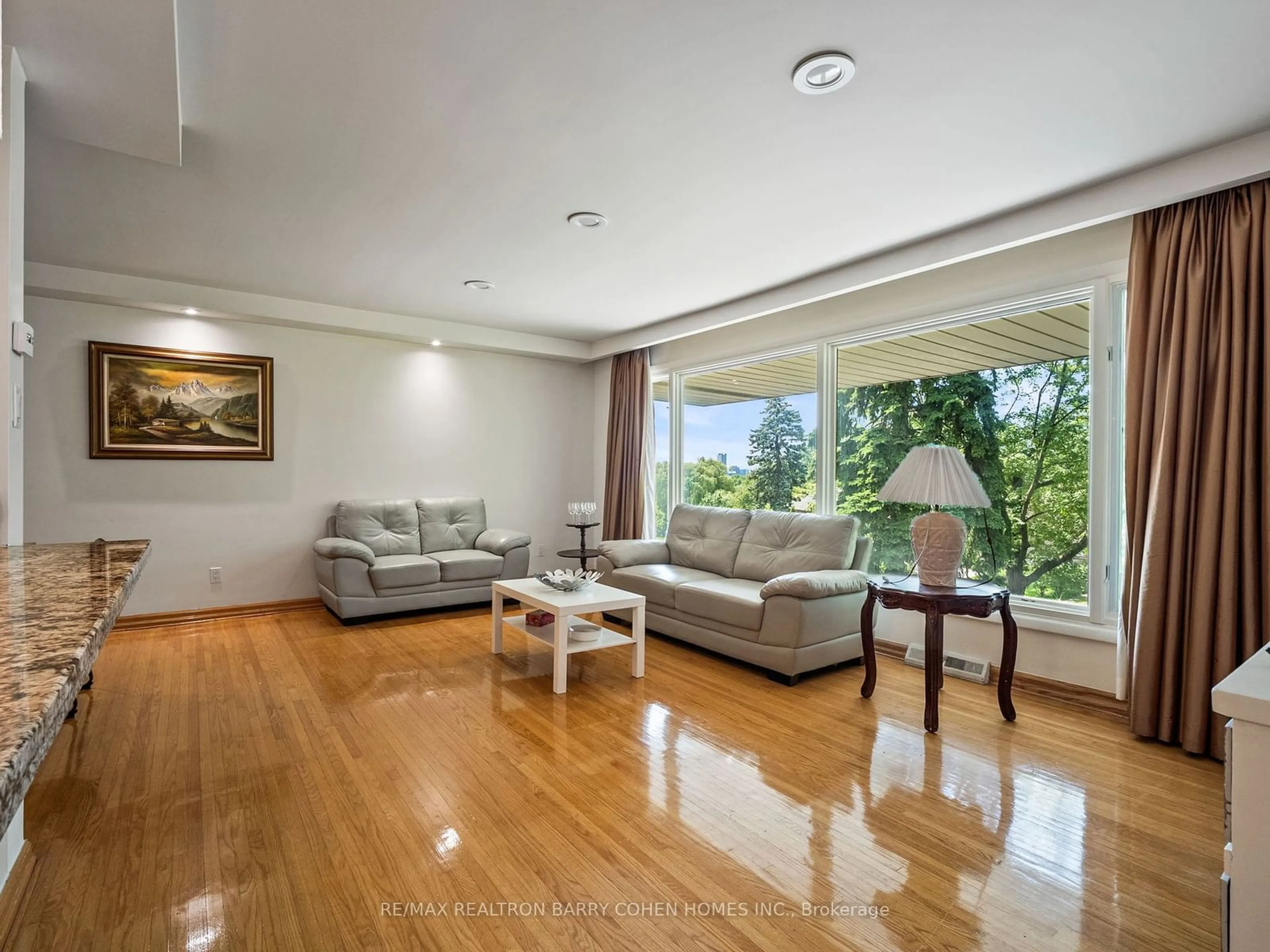 Living room for 120 Laurentide Dr, Toronto Ontario M3A 3E5