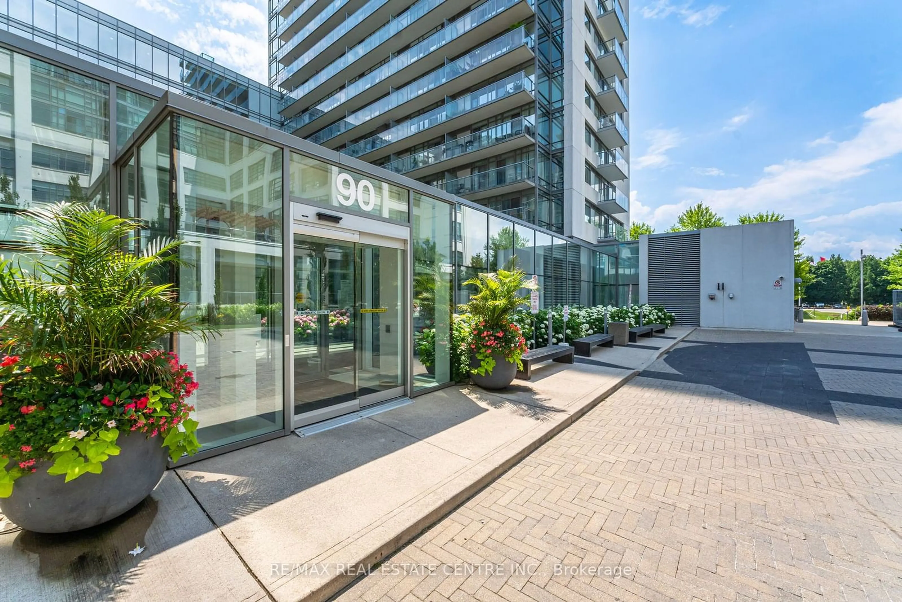 Indoor foyer for 90 Stadium Rd #832, Toronto Ontario M5V 3W5