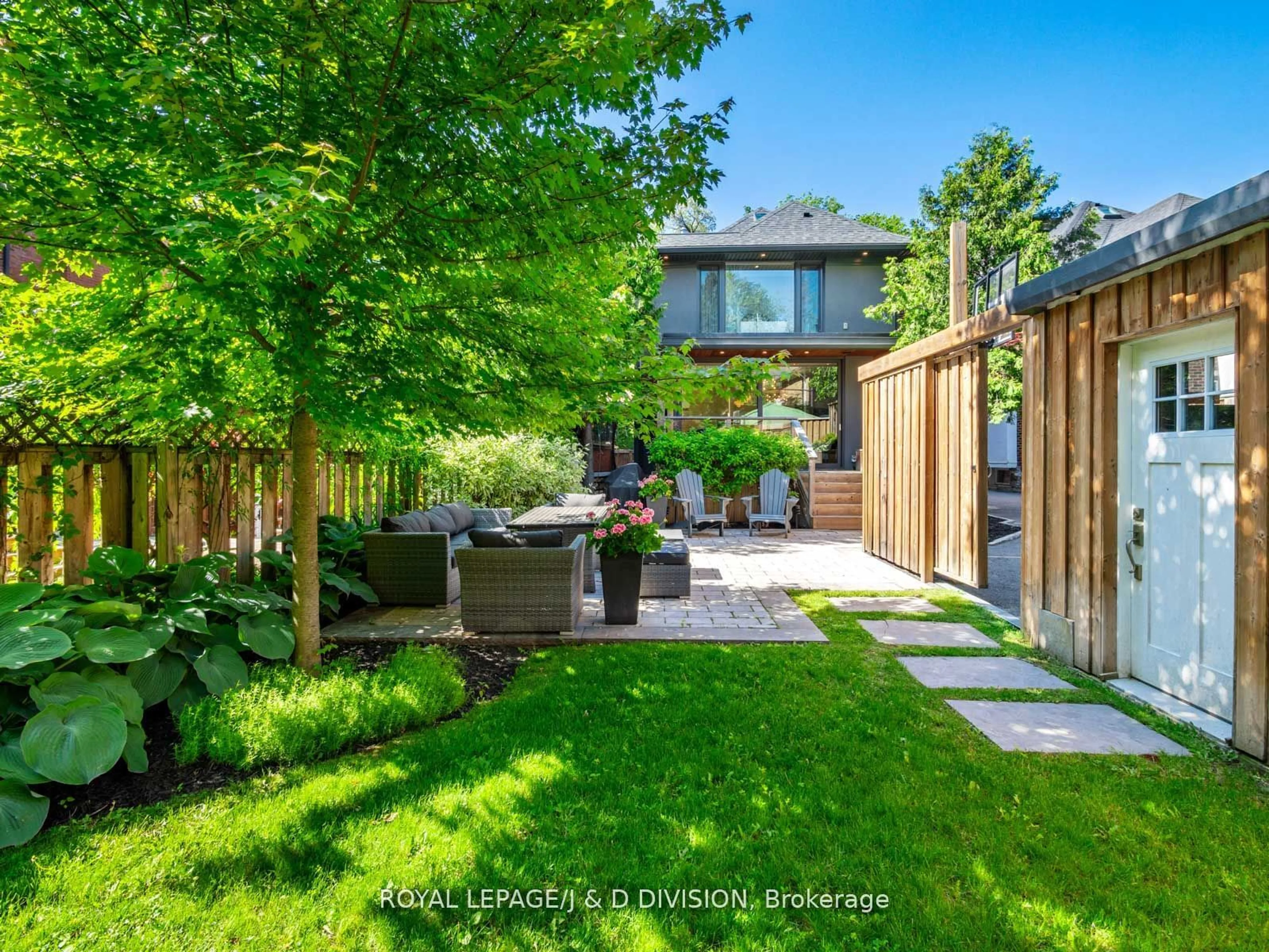 Fenced yard for 33 Blythwood Rd, Toronto Ontario M4N 1A2