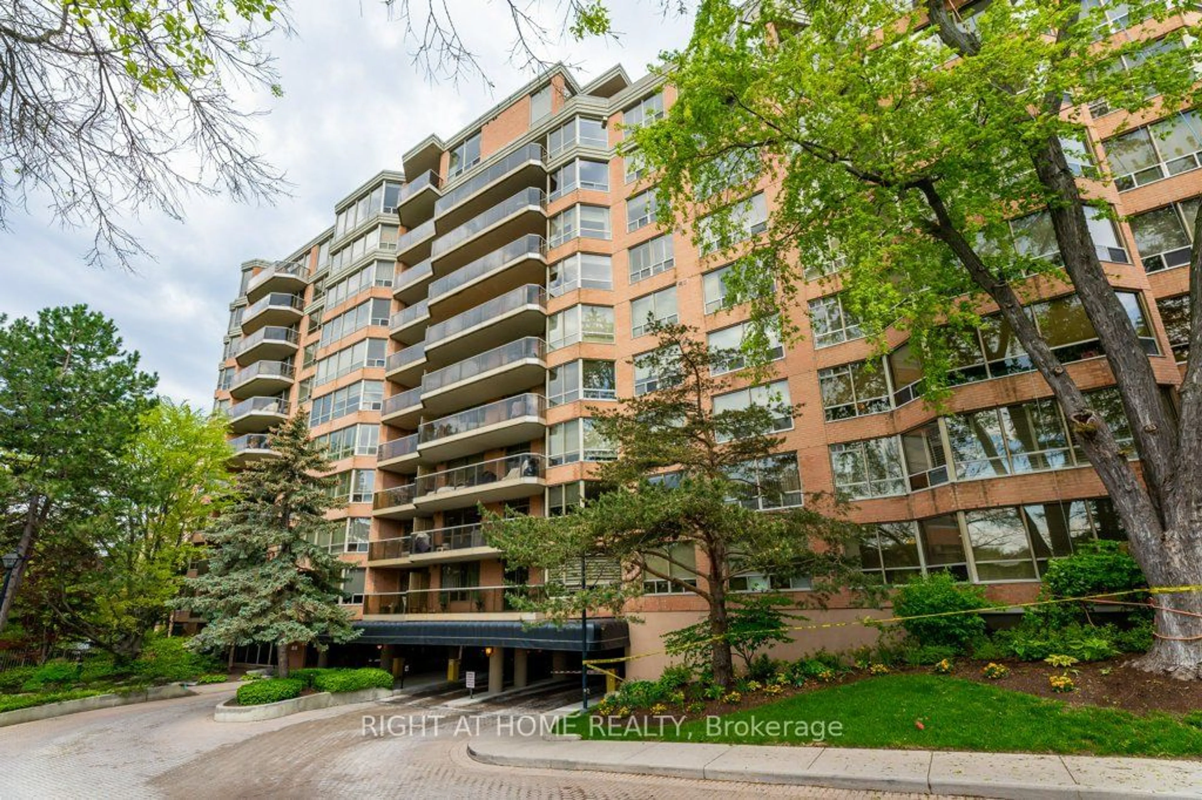 A pic from exterior of the house or condo for 3181 Bayview Ave #105, Toronto Ontario M2K 2Y2