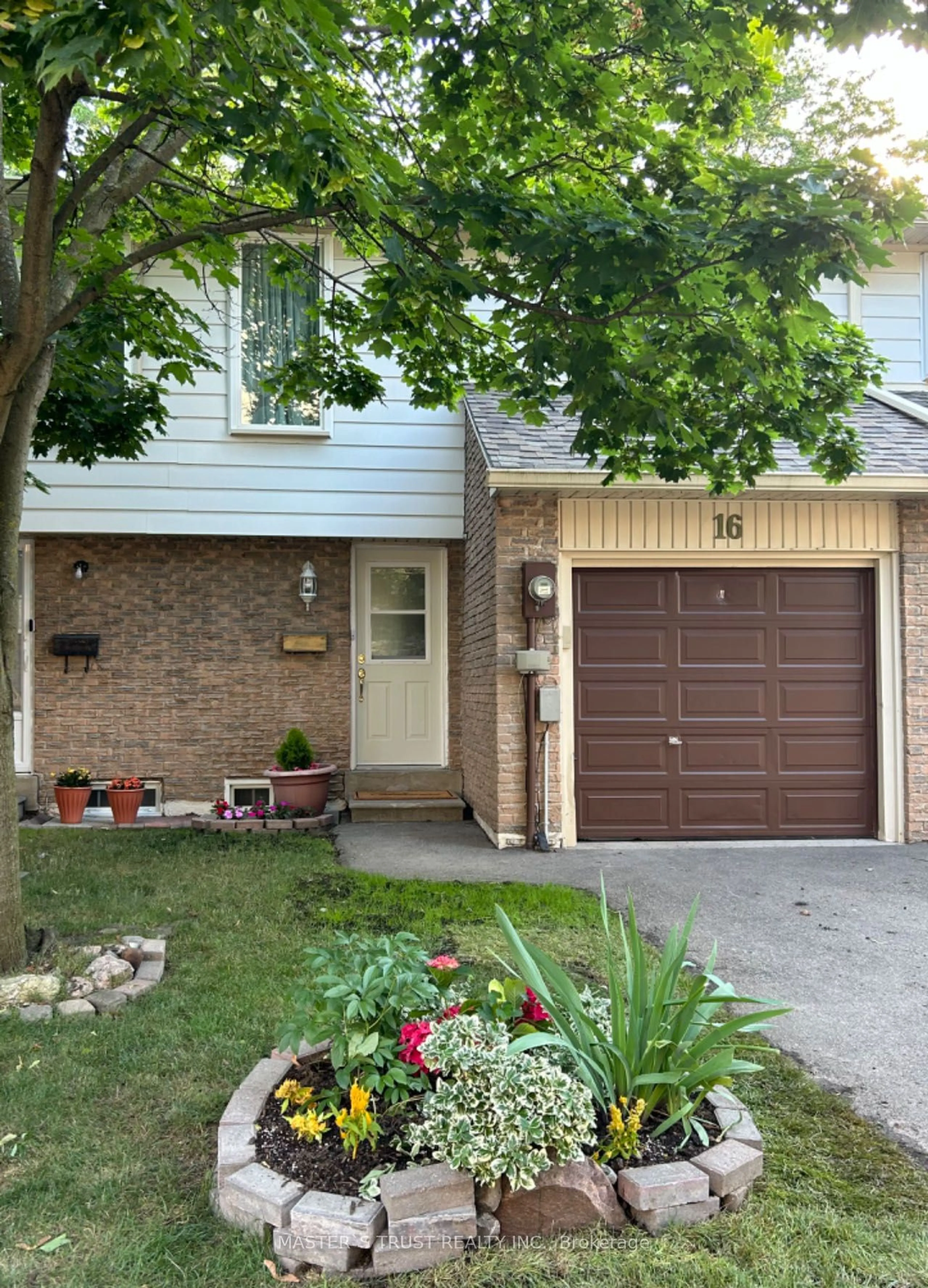 A pic from exterior of the house or condo for 16 Bracken Fernway, Toronto Ontario M2J 4L4