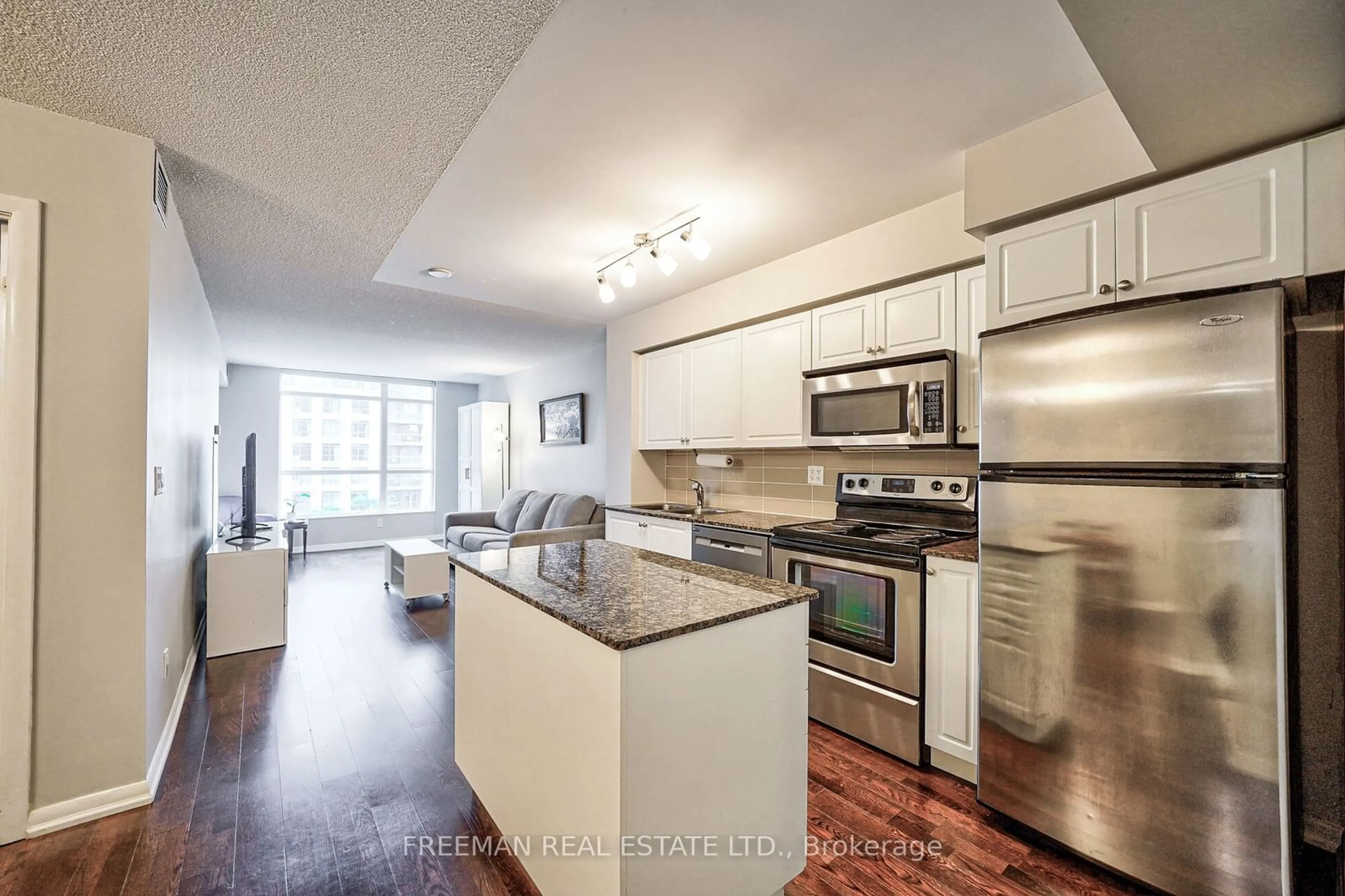 Standard kitchen for 215 Fort York Blvd #417, Toronto Ontario M5V 4A2