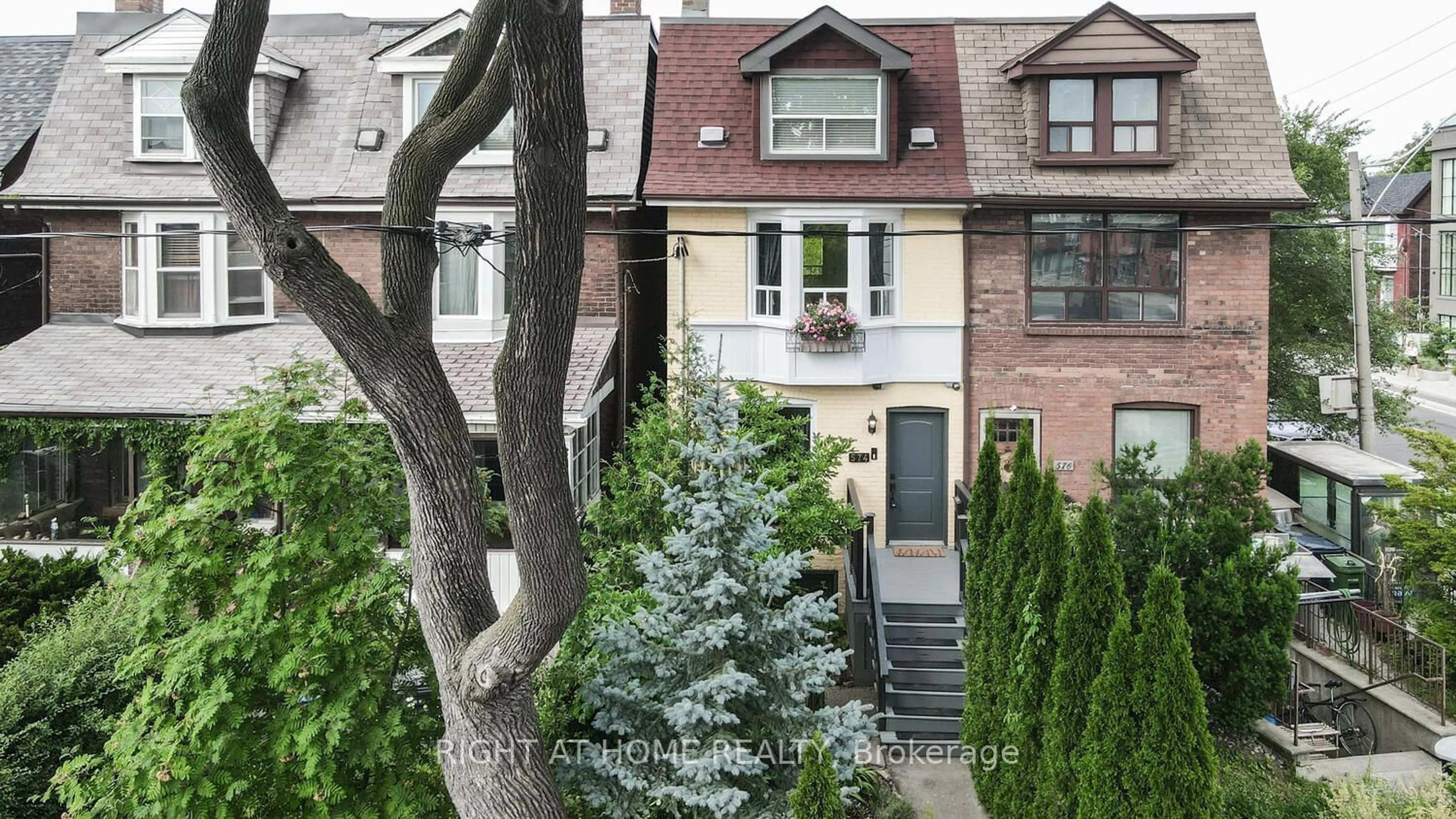 A pic from exterior of the house or condo for 574 Crawford St, Toronto Ontario M6G 3J8