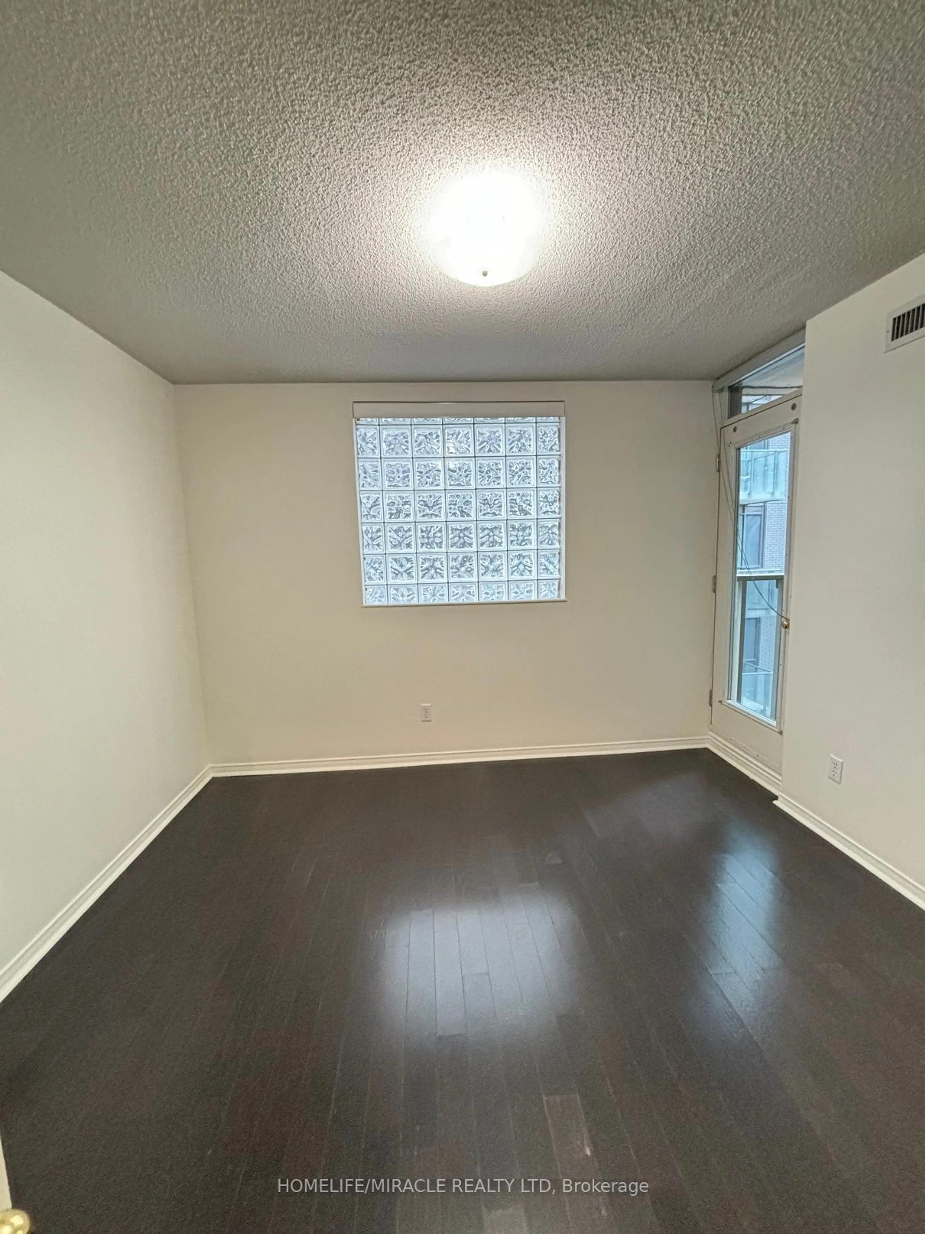 A pic of a room for 750 Bay St #2210, Toronto Ontario M5G 1N6