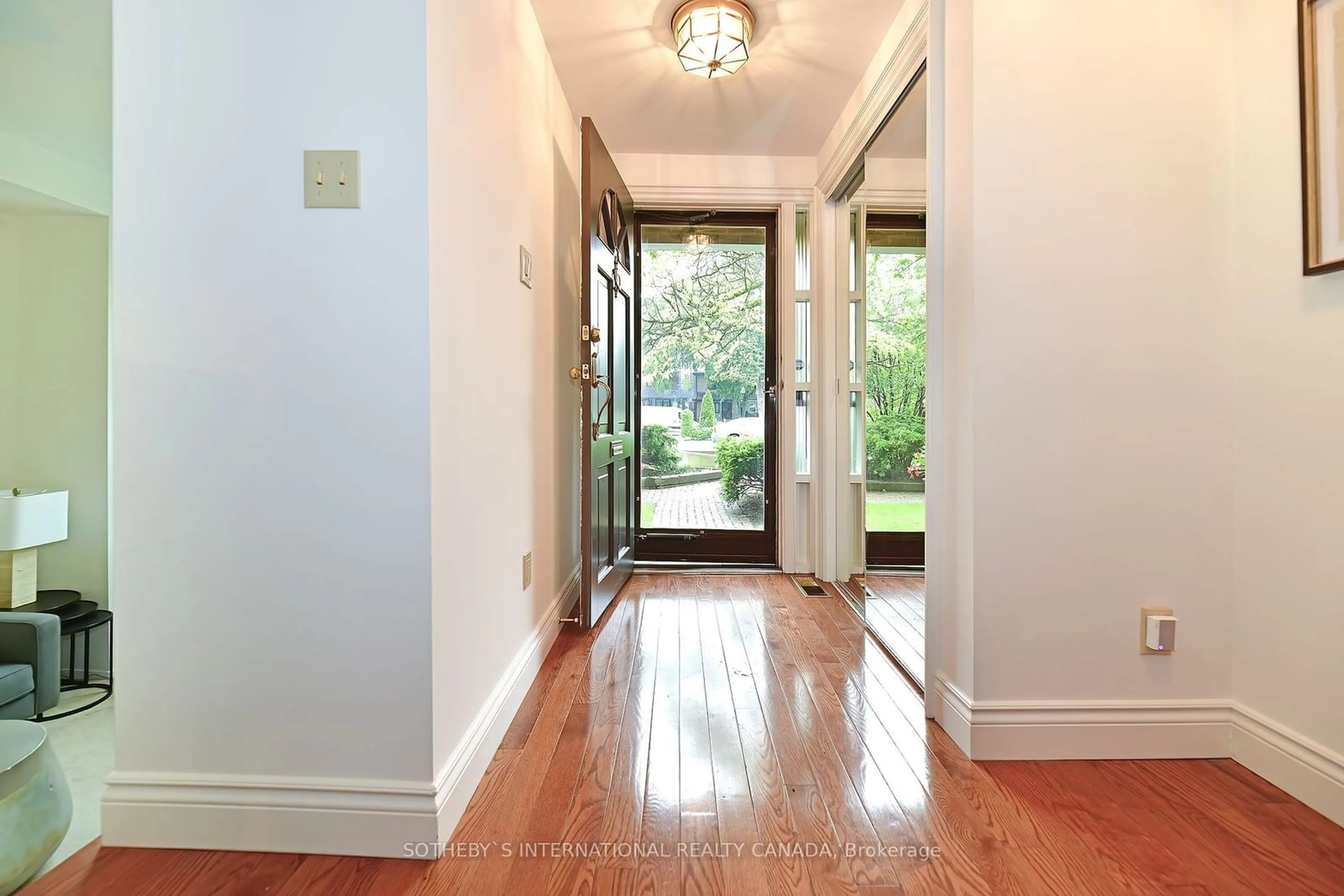 Indoor foyer for 525 Balliol St #TH 8, Toronto Ontario M4S 1E1