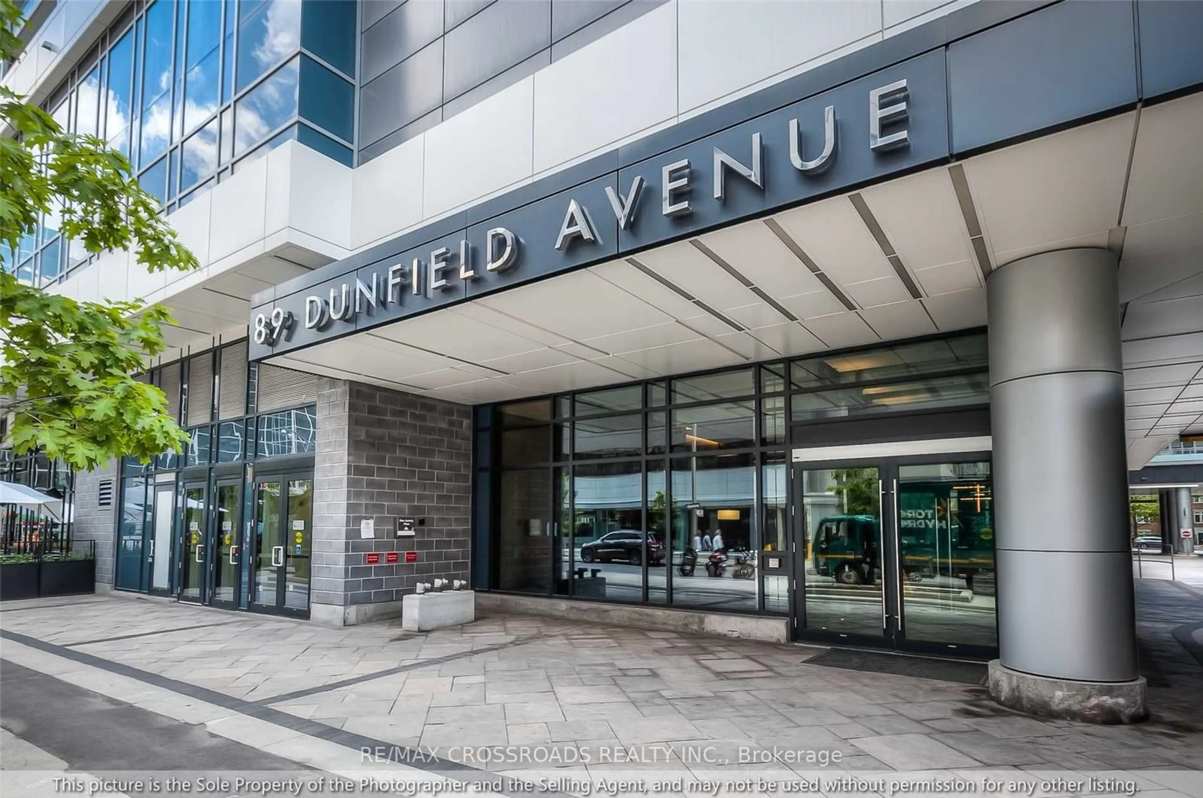 Indoor foyer for 89 Dunfield Ave #804, Toronto Ontario M4S 0A4