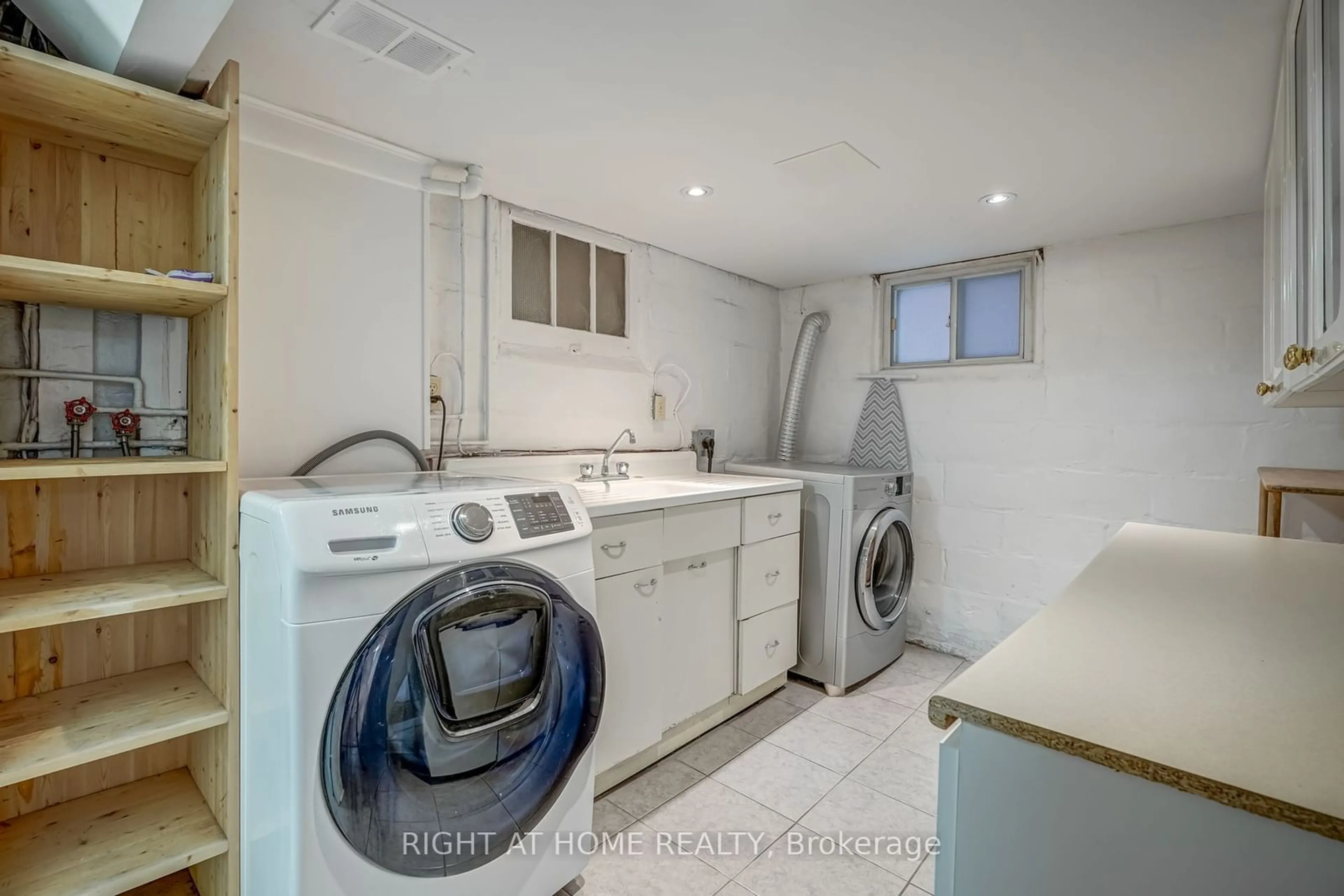 Laundry room for 334 Rumsey Rd, Toronto Ontario M4G 1R5