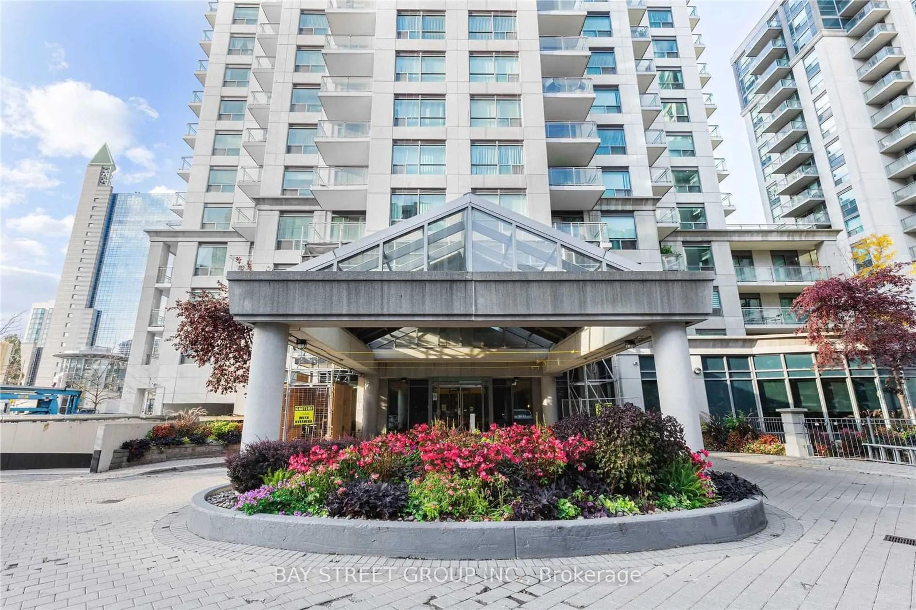 A pic from exterior of the house or condo for 21 Hillcrest Ave #801, Toronto Ontario M2N 7K2