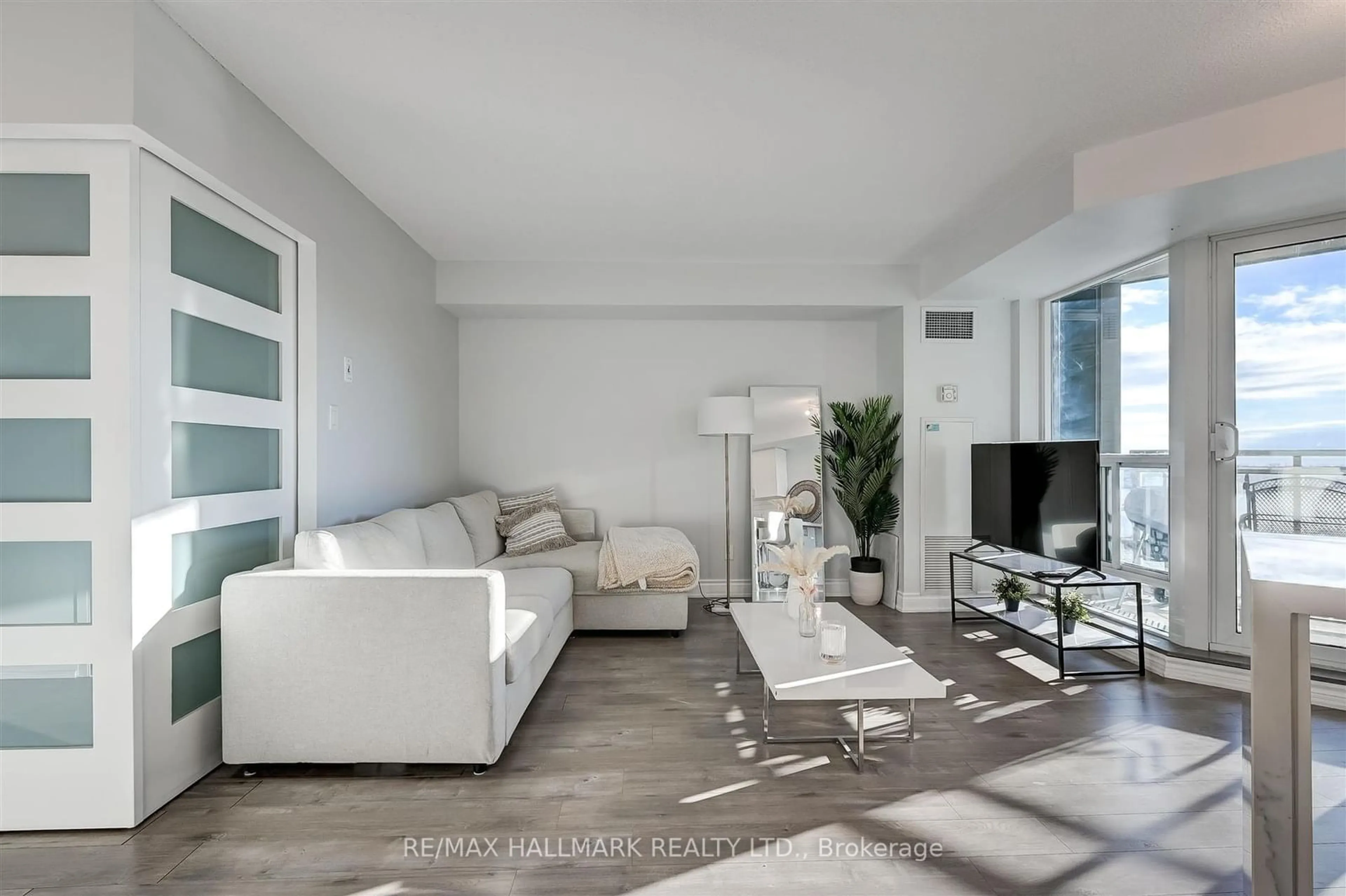 Living room for 410 Queens Quay #919, Toronto Ontario M5V 3T1