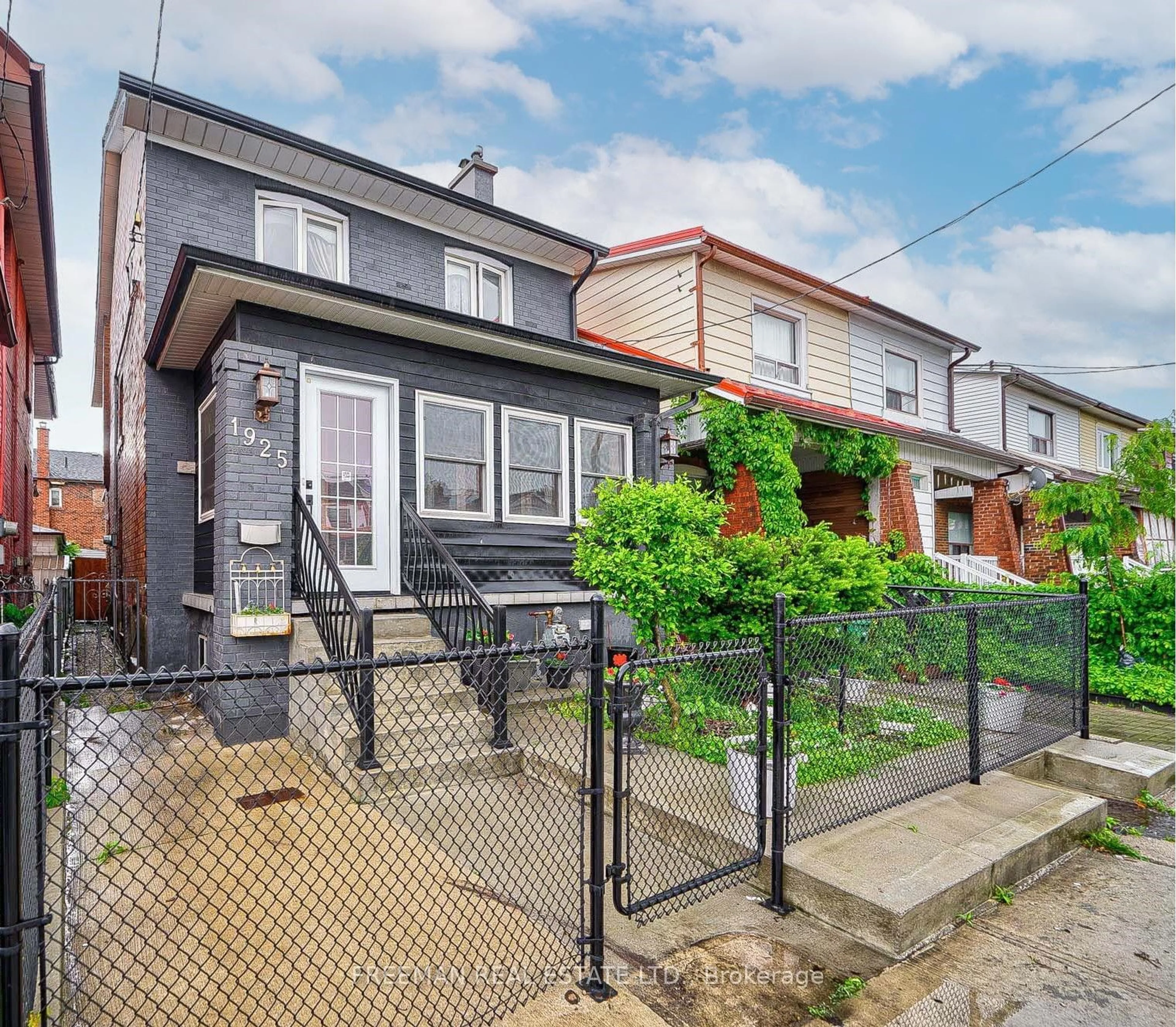 Frontside or backside of a home for 1925 Dufferin St, Toronto Ontario M6E 3P5