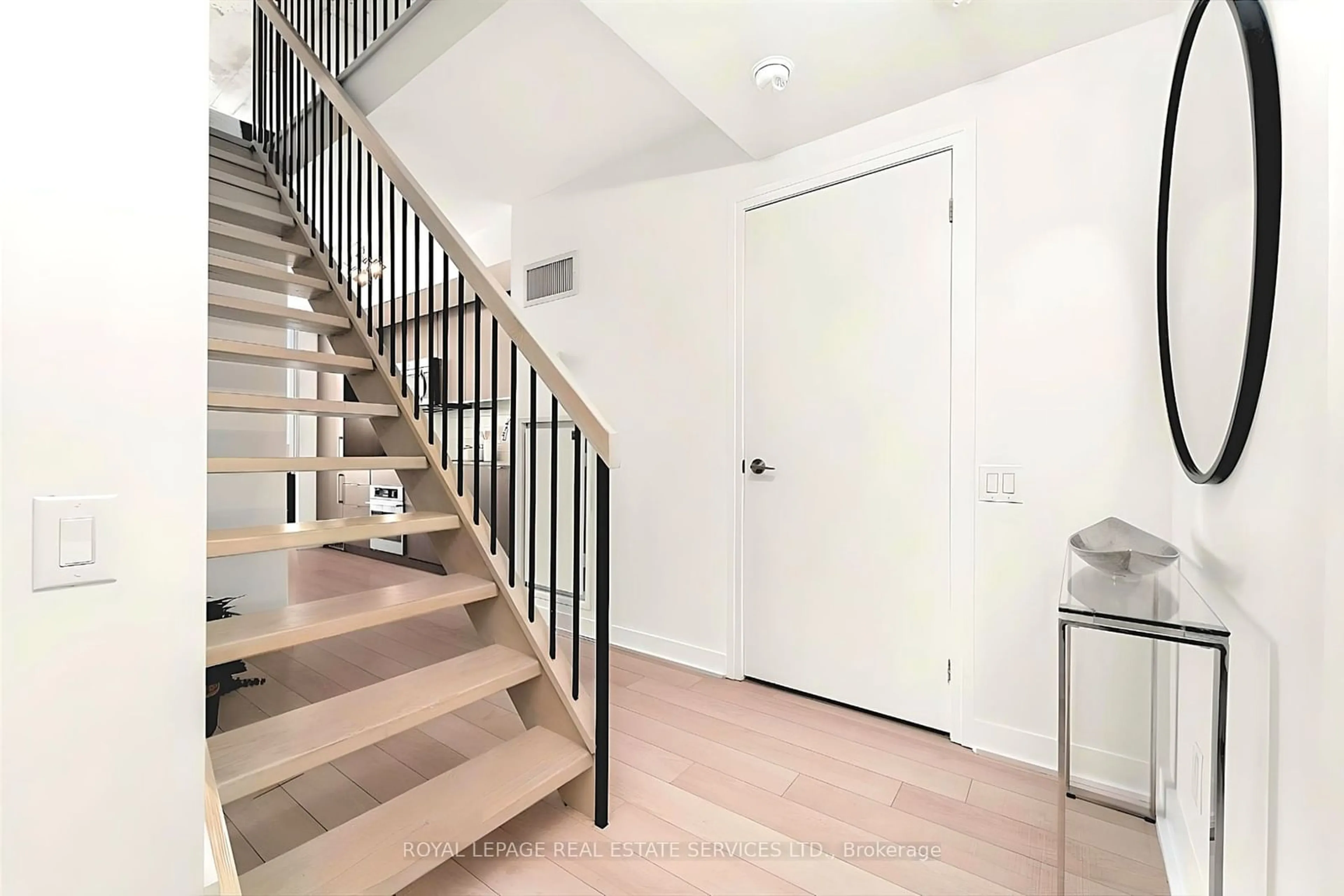 Indoor entryway for 5 Hanna Ave #610, Toronto Ontario M6K 0B3