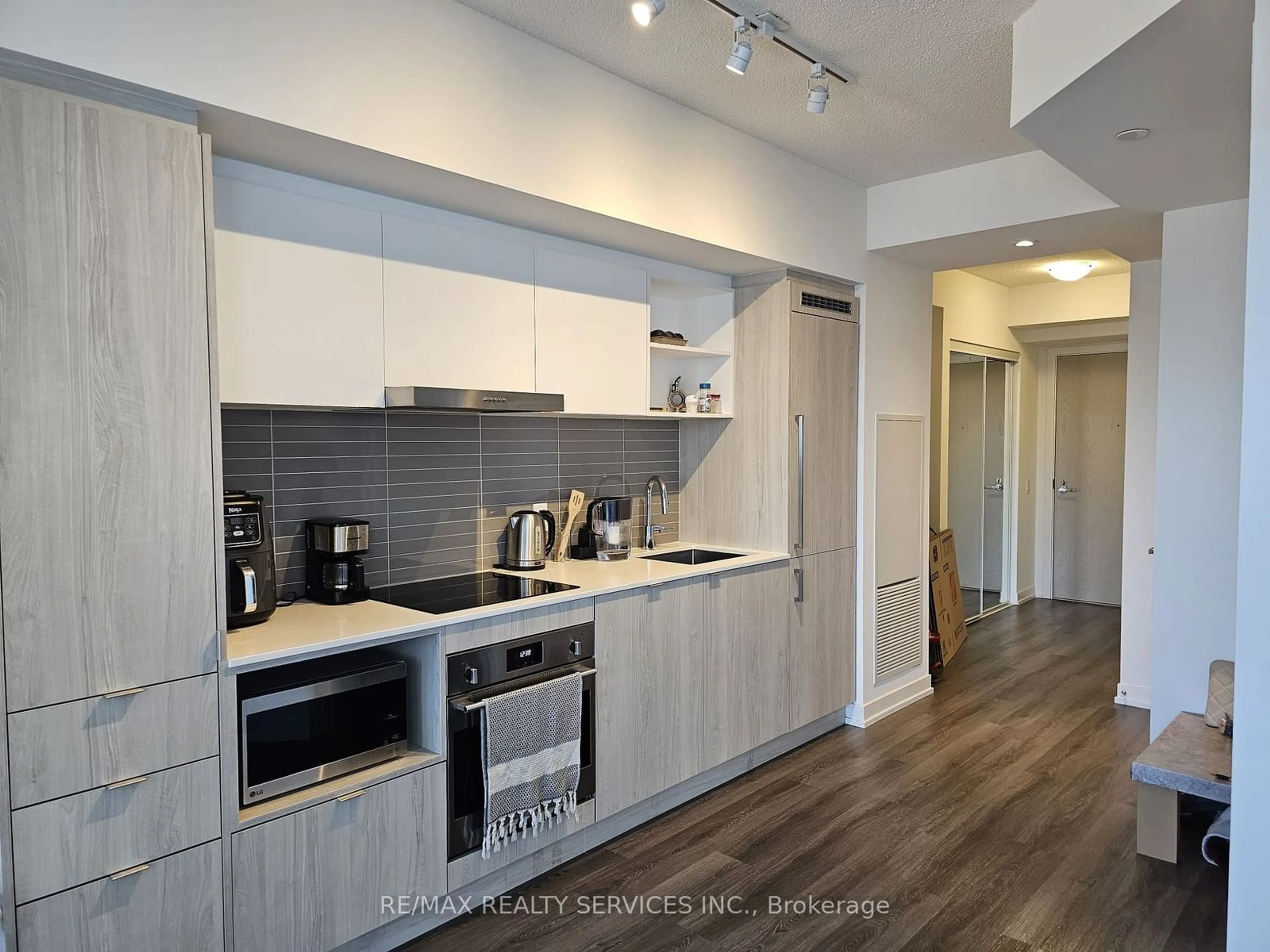 Standard kitchen for 138 Downes St #3116, Toronto Ontario M5E 0E4