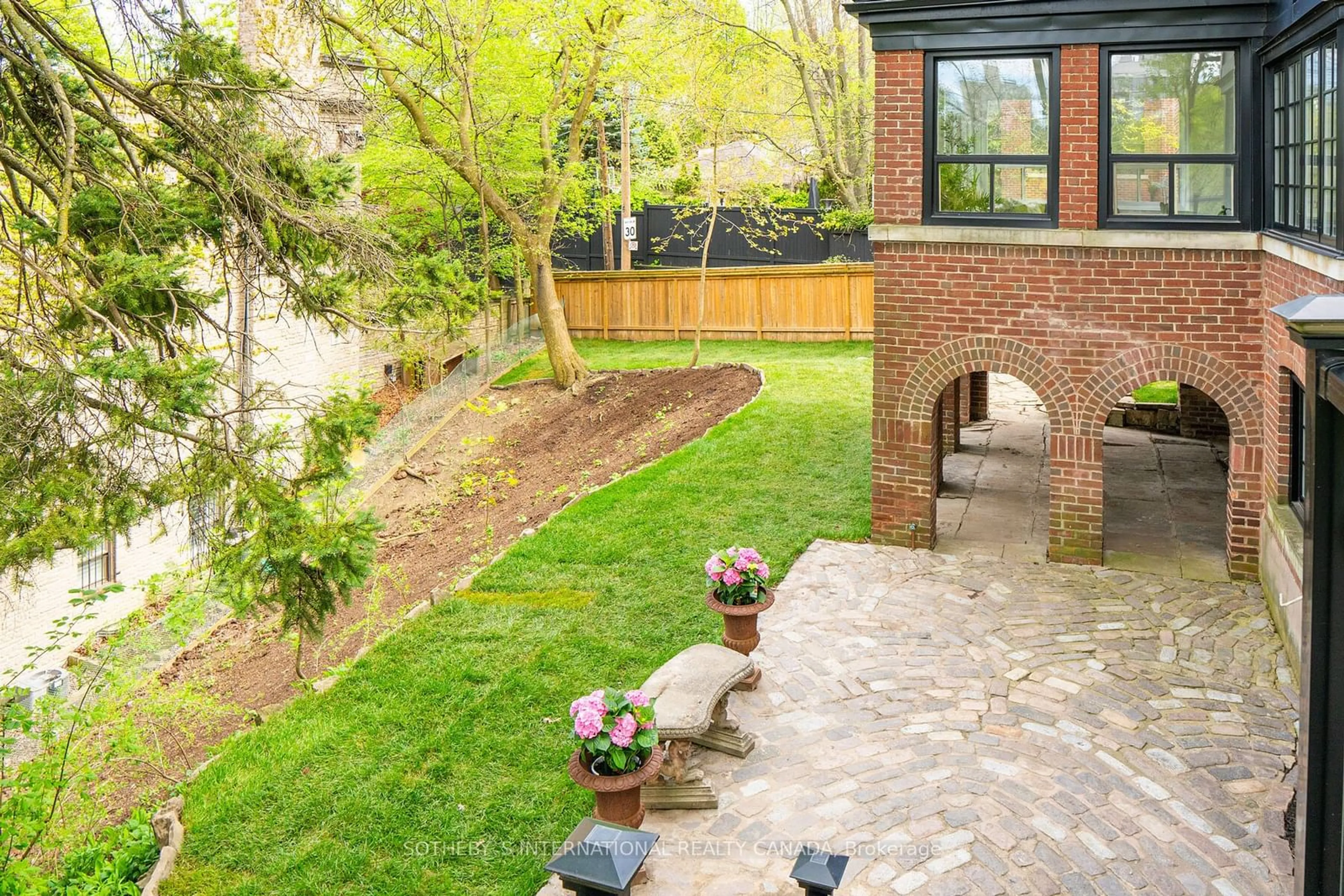 Patio for 379 Walmer Rd, Toronto Ontario M5R 2Y5