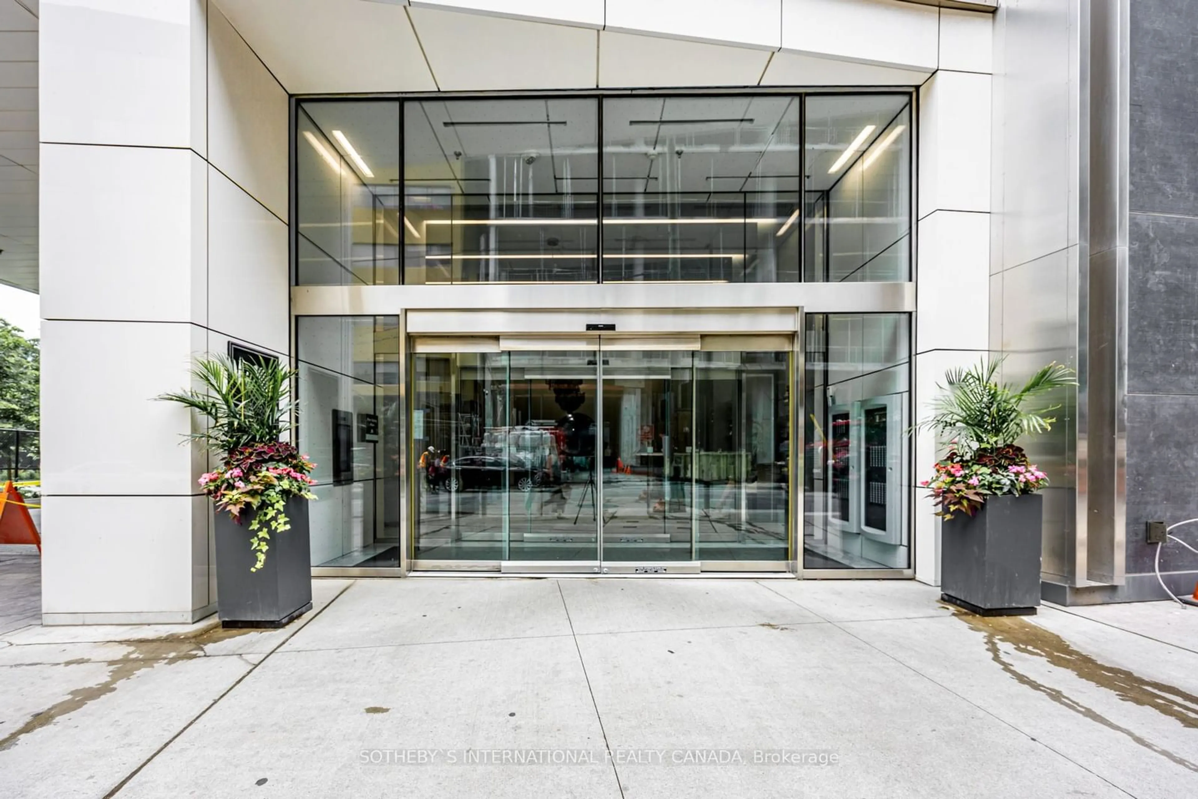 Indoor foyer for 5 Soudan Ave #907, Toronto Ontario M4S 0B1