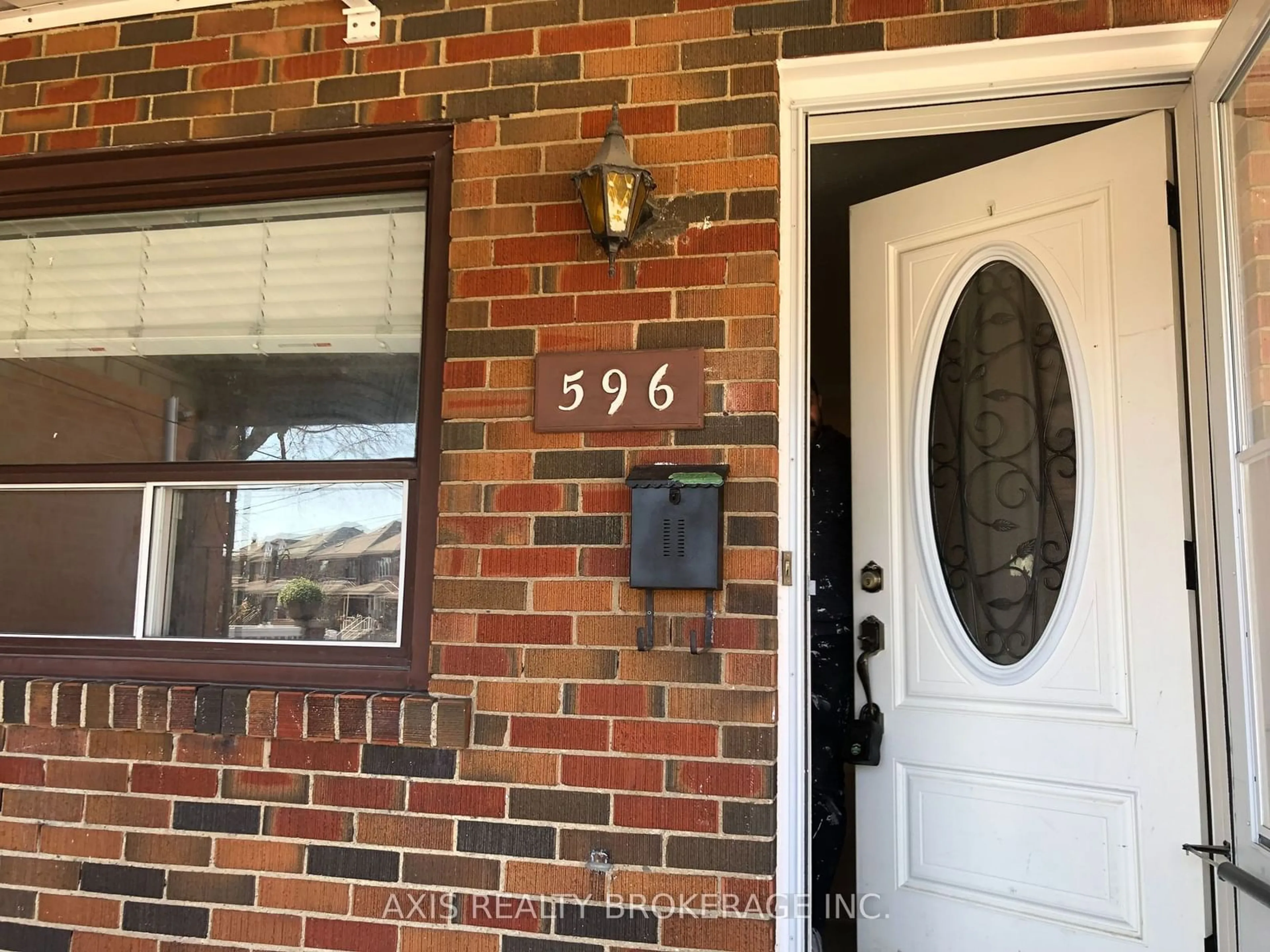 Indoor entryway for 596 Glenholme Ave, Toronto Ontario M6E 3G4