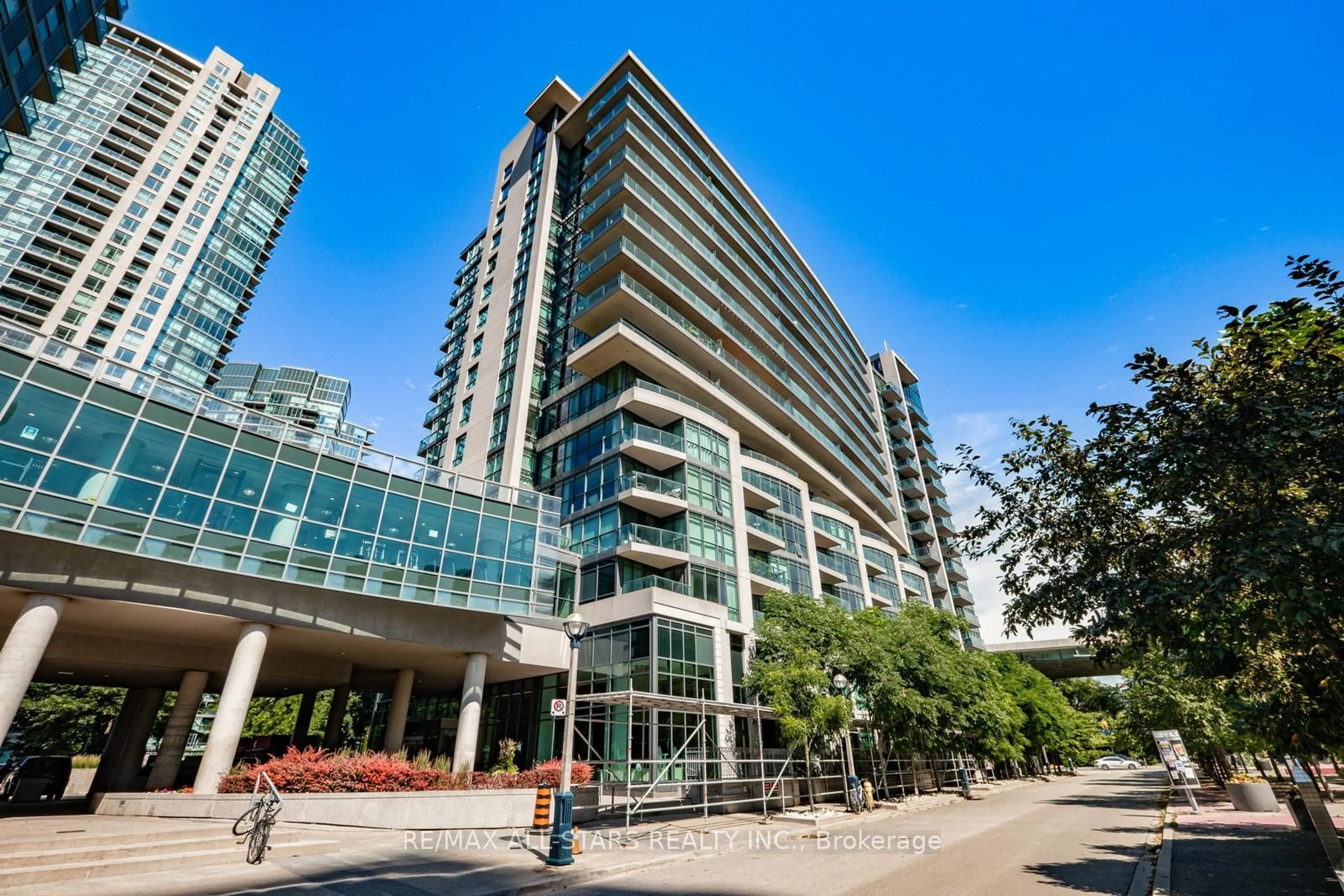 A pic from exterior of the house or condo for 209 Fort York Blvd #471, Toronto Ontario M5V 4A1