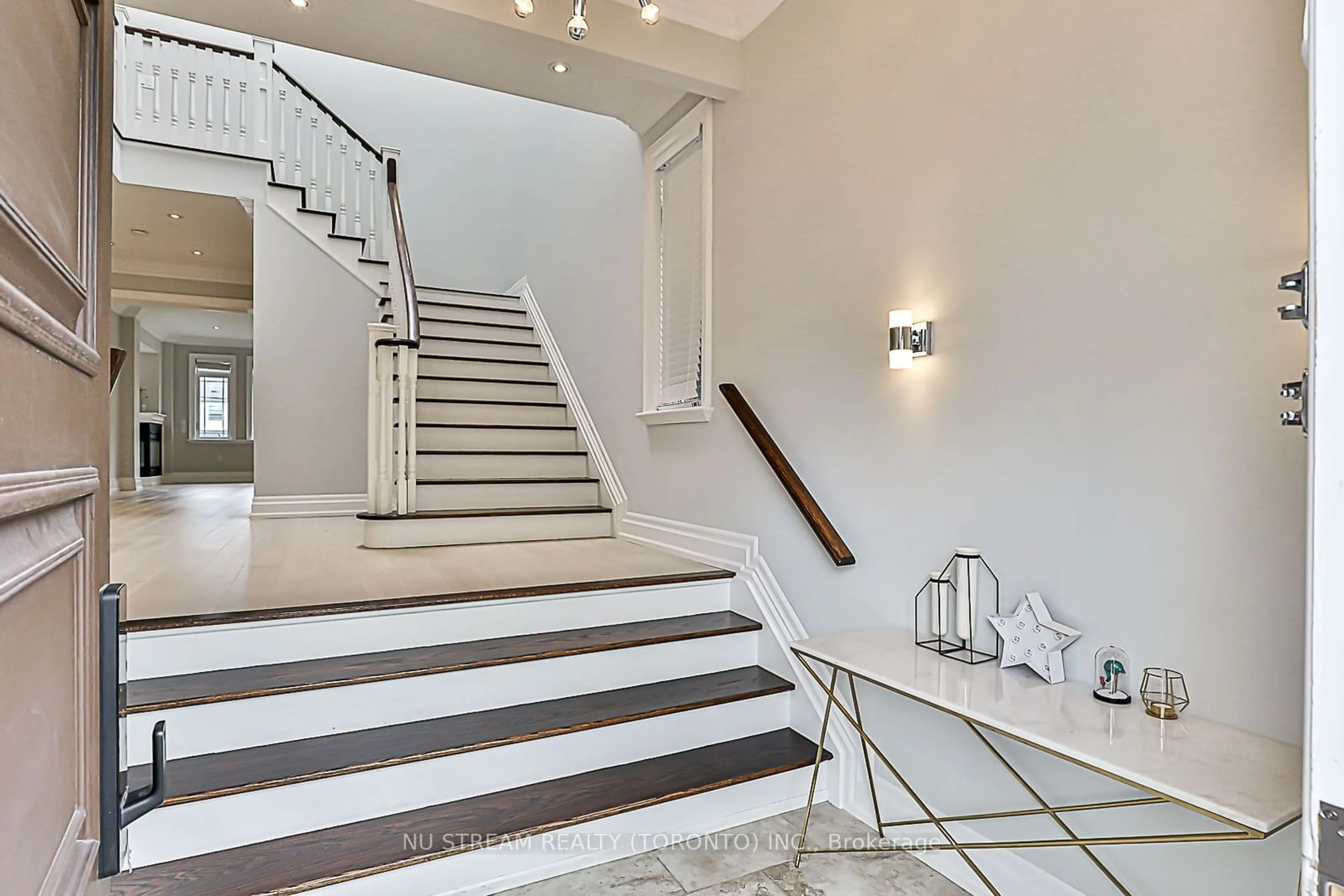 Indoor foyer for 28 Abitibi Ave, Toronto Ontario M2M 2V1