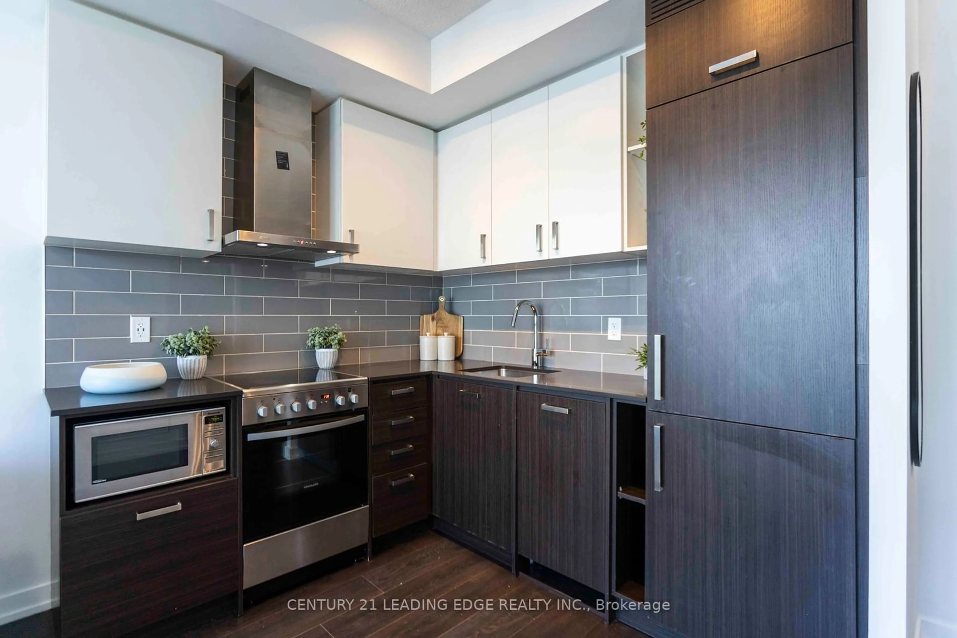 Standard kitchen for 125 Redpath Ave #3403, Toronto Ontario M4S 0B5