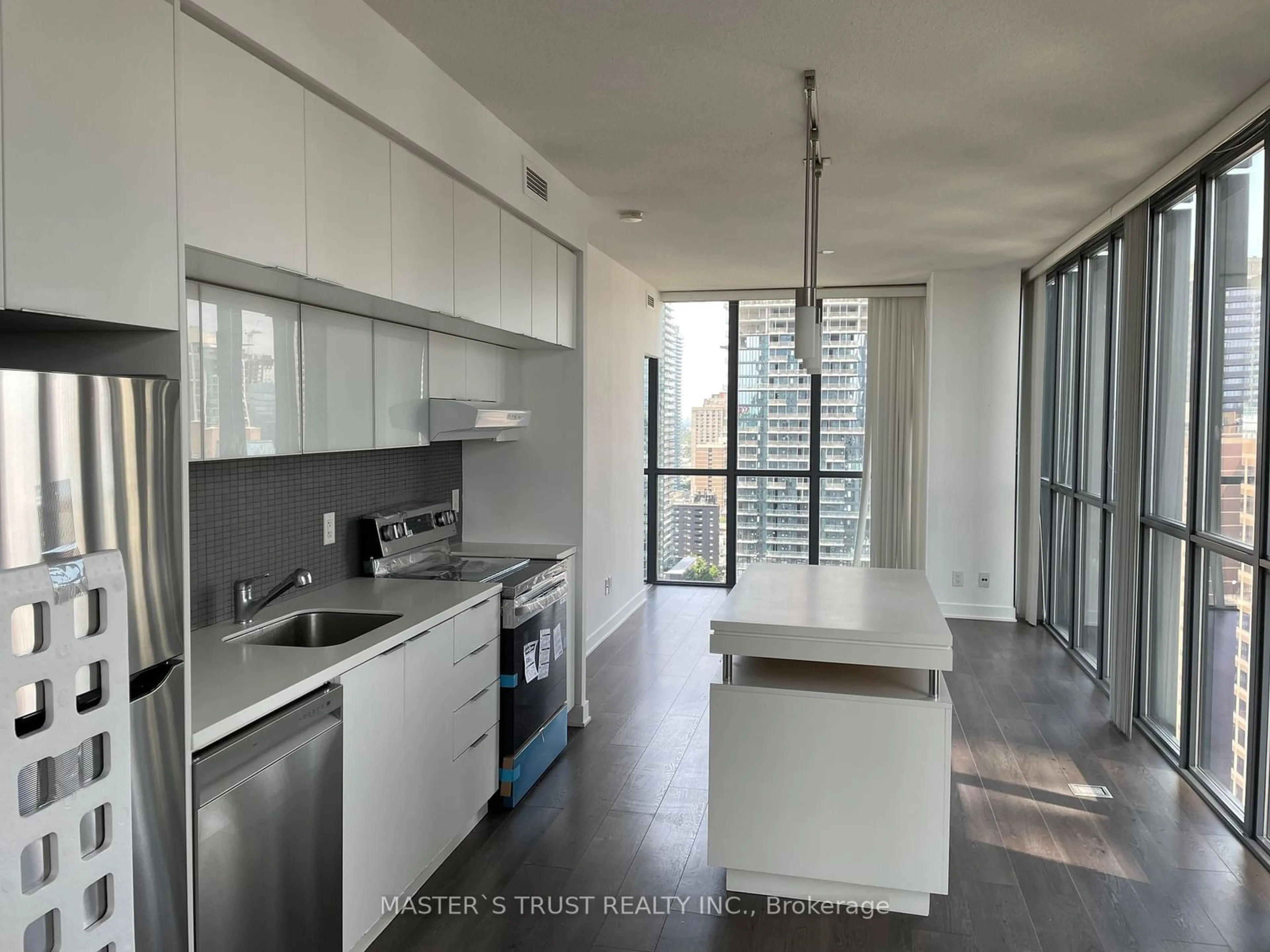 Standard kitchen for 110 Charles St #2607, Toronto Ontario M4Y 1T5