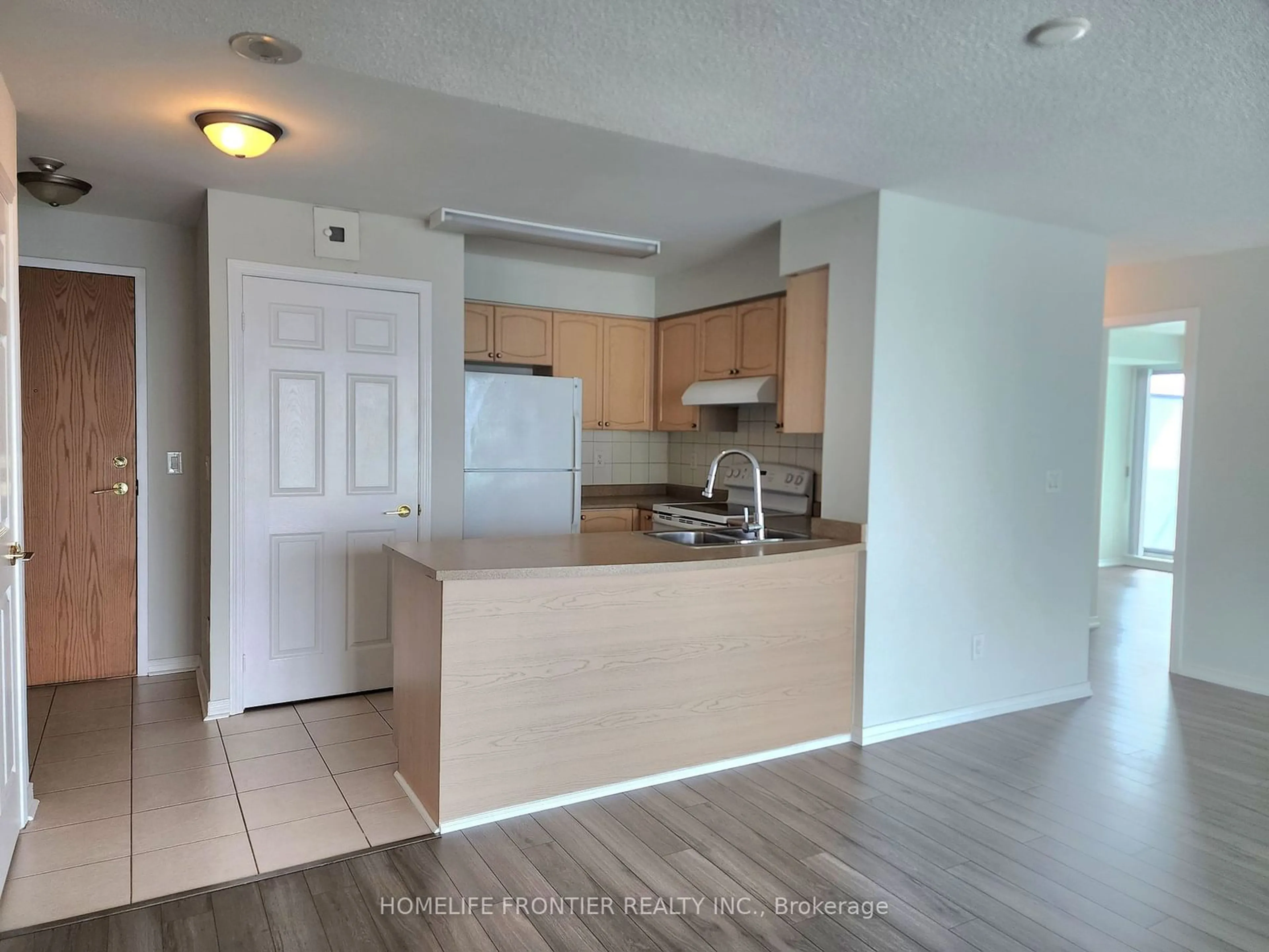 Standard kitchen for 5508 Yonge St #1702, Toronto Ontario M5N 0C1