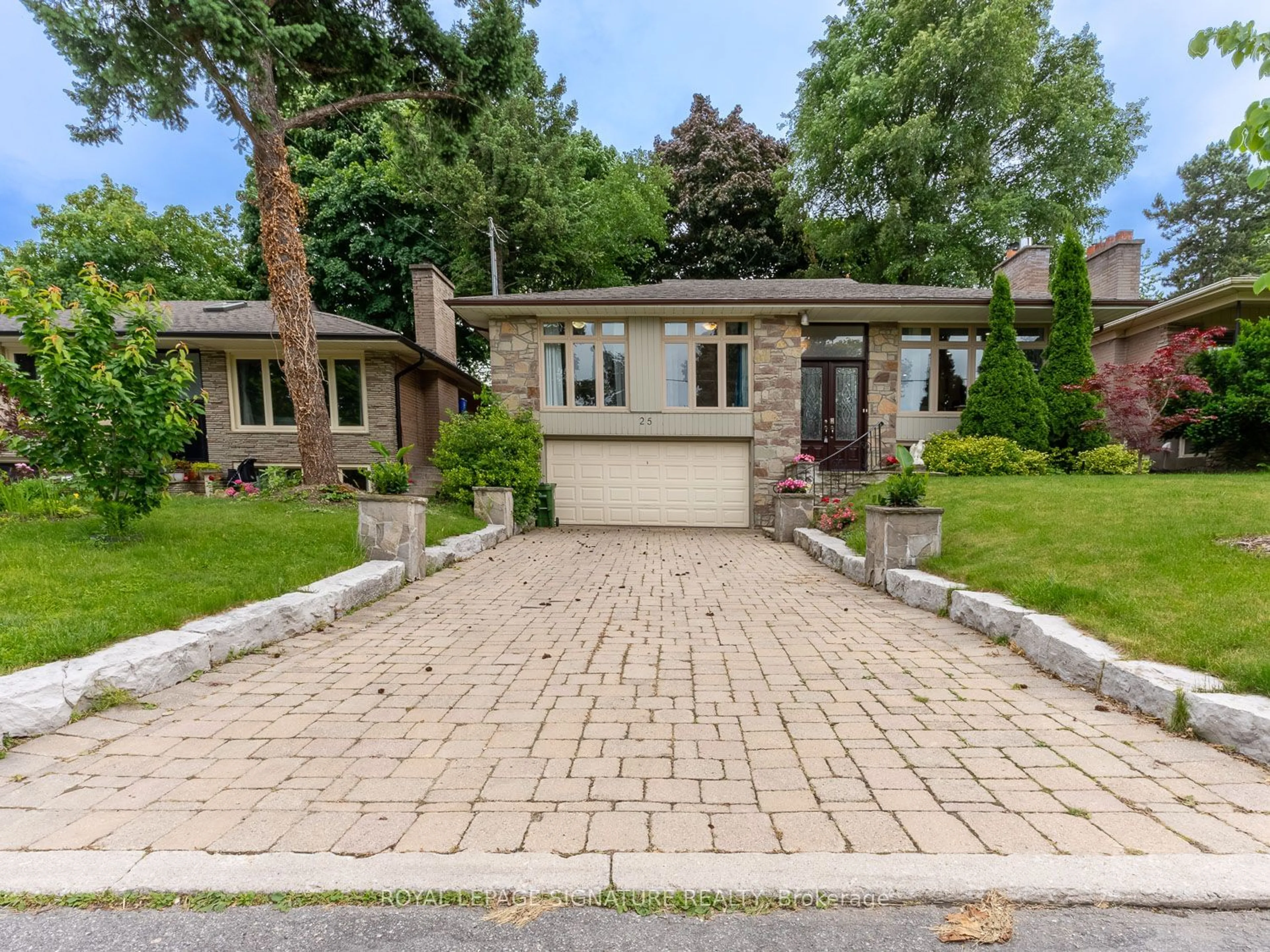 Frontside or backside of a home for 25 Burleigh Heights Dr, Toronto Ontario M2K 1Y8