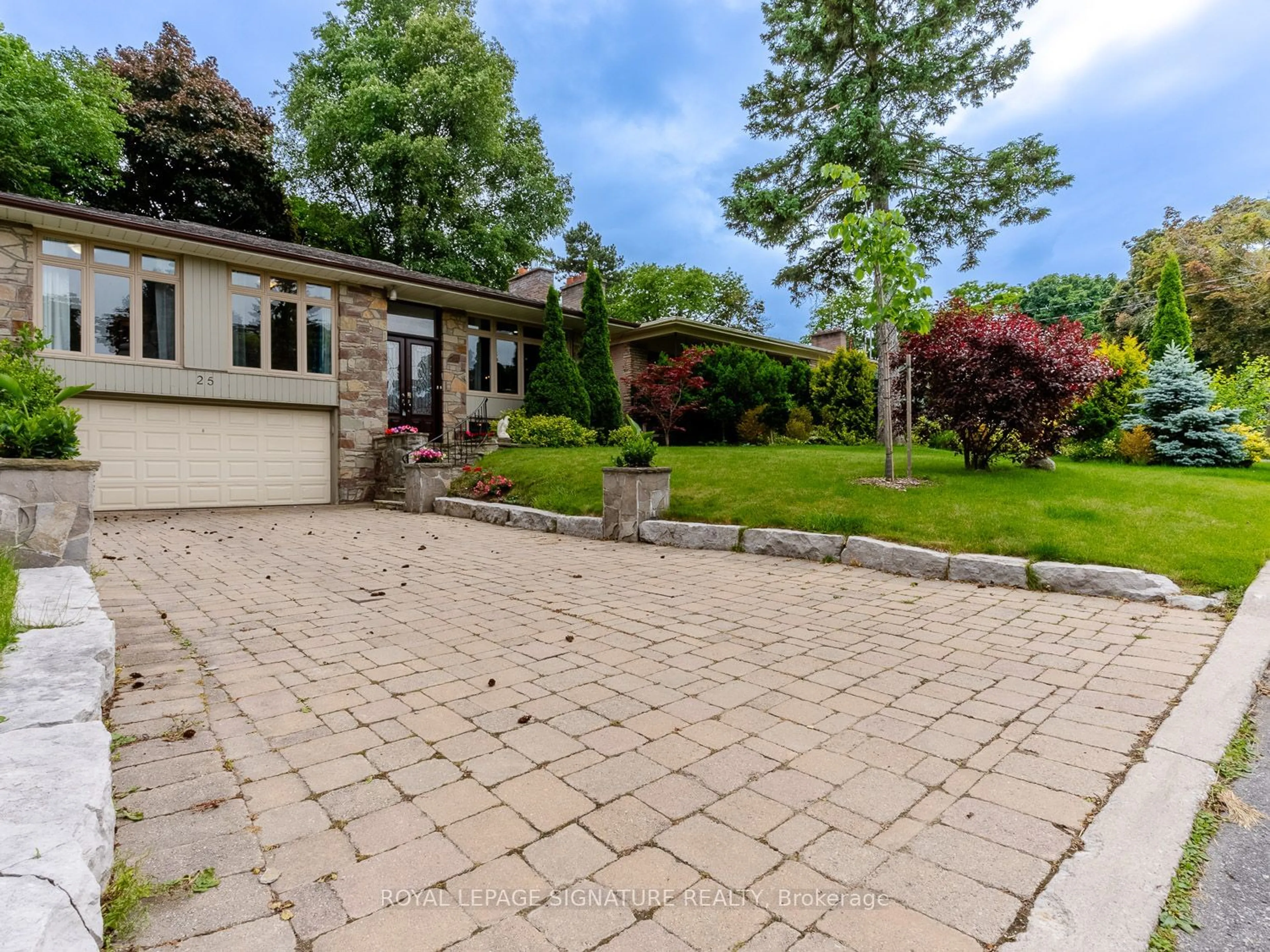 Patio for 25 Burleigh Heights Dr, Toronto Ontario M2K 1Y8
