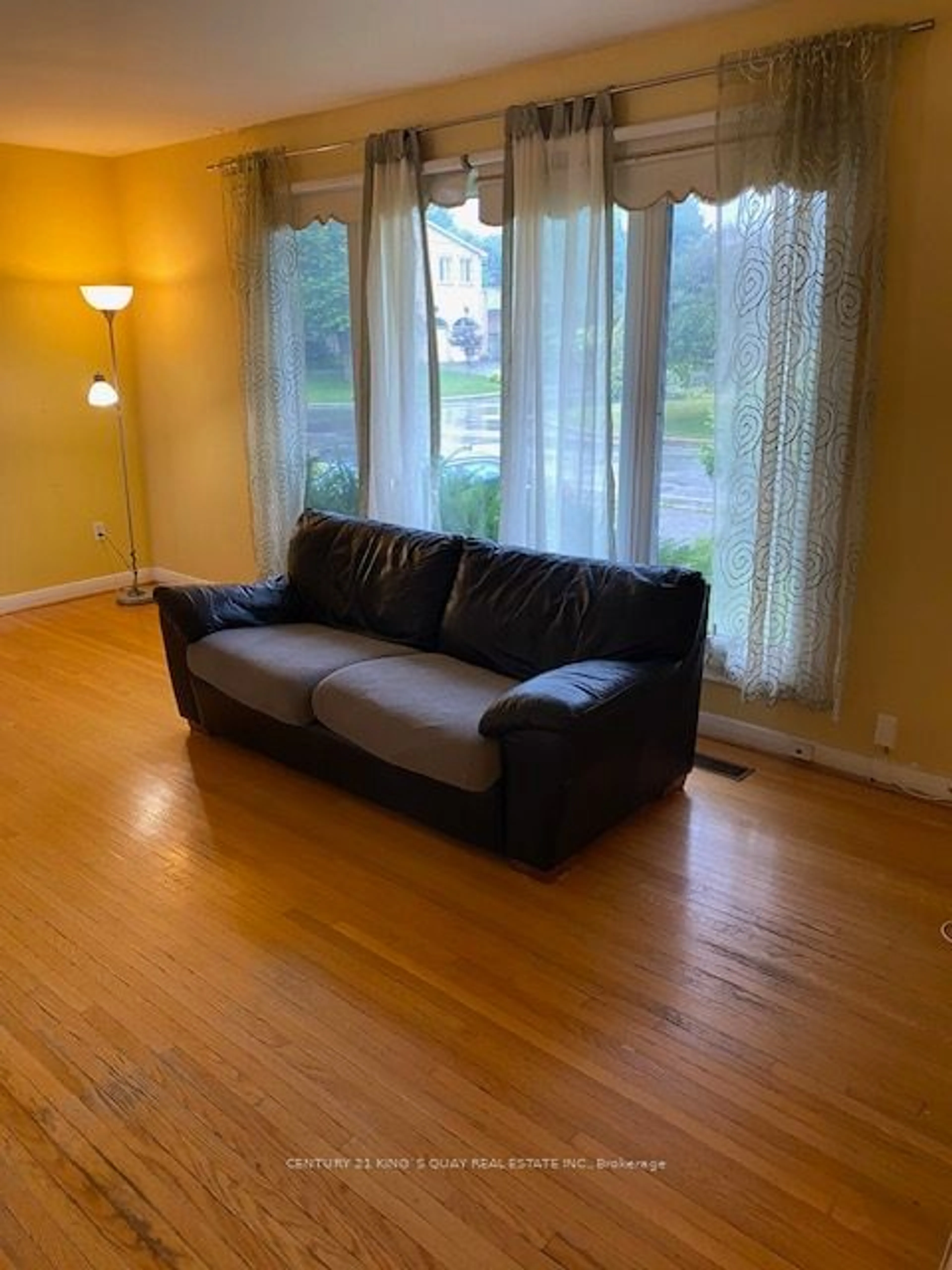 Living room for 118 Waterloo Ave, Toronto Ontario M3H 3Y5