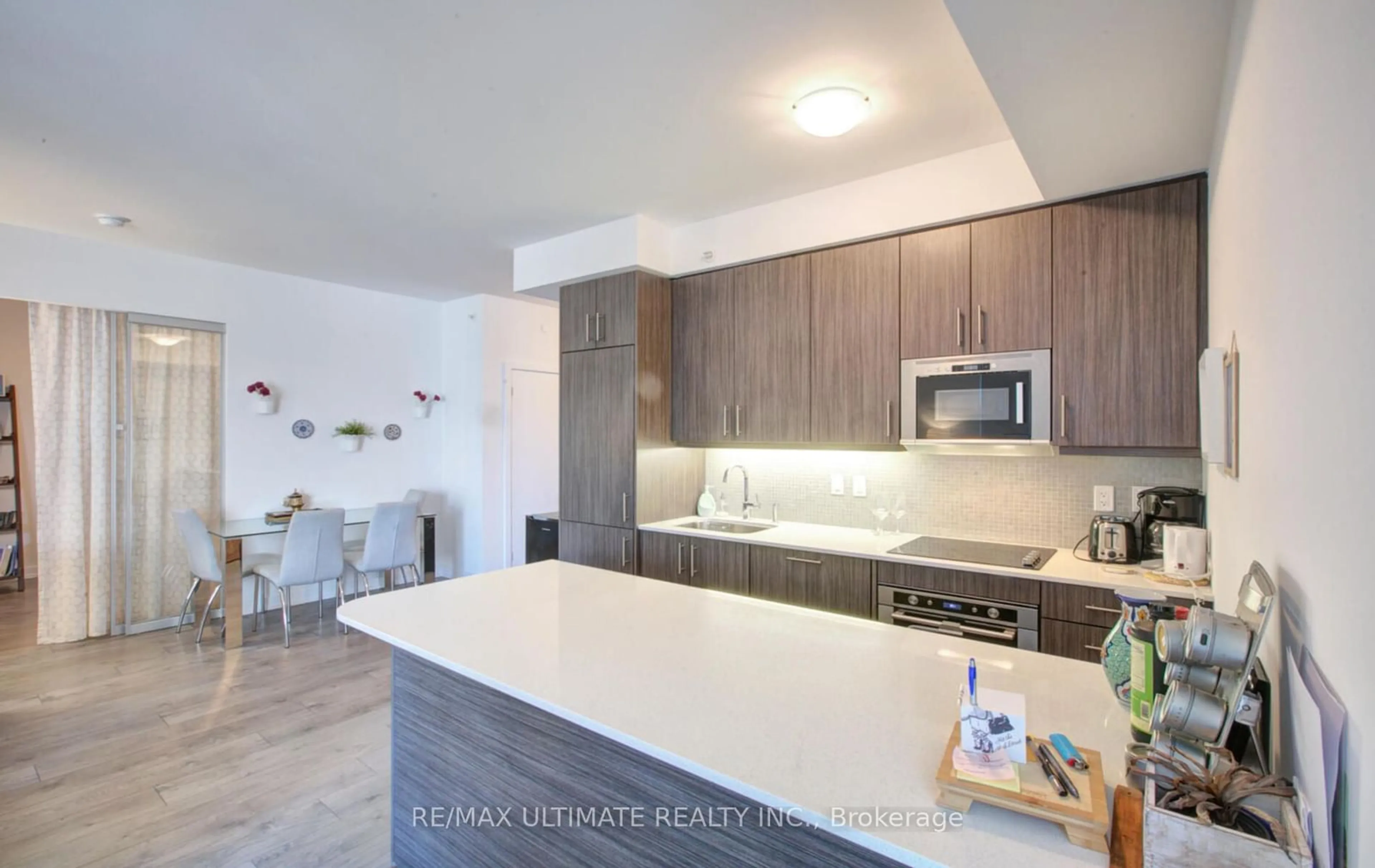 Contemporary kitchen for 297 College St #903, Toronto Ontario M5T 1S2