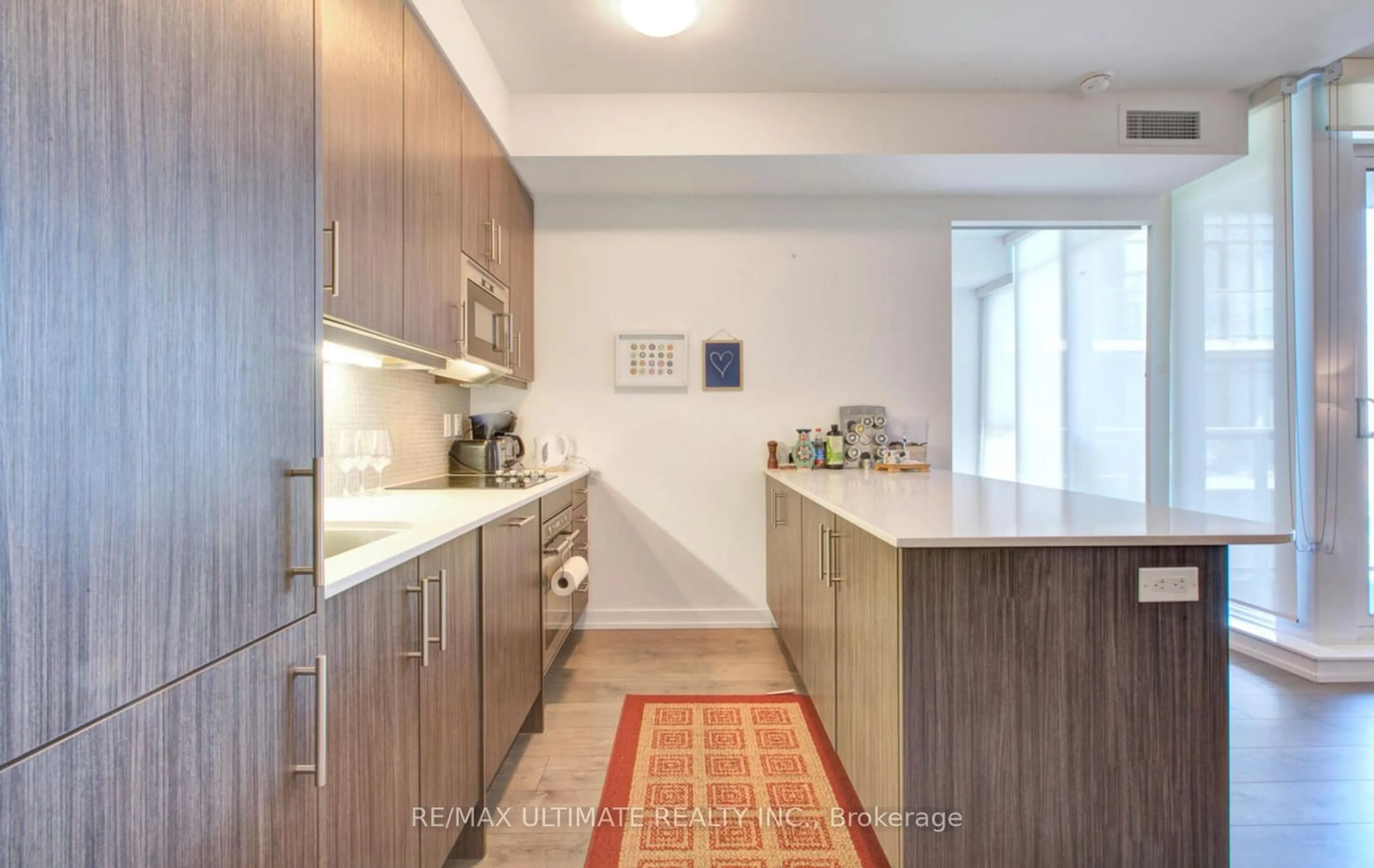 Standard kitchen for 297 College St #903, Toronto Ontario M5T 1S2