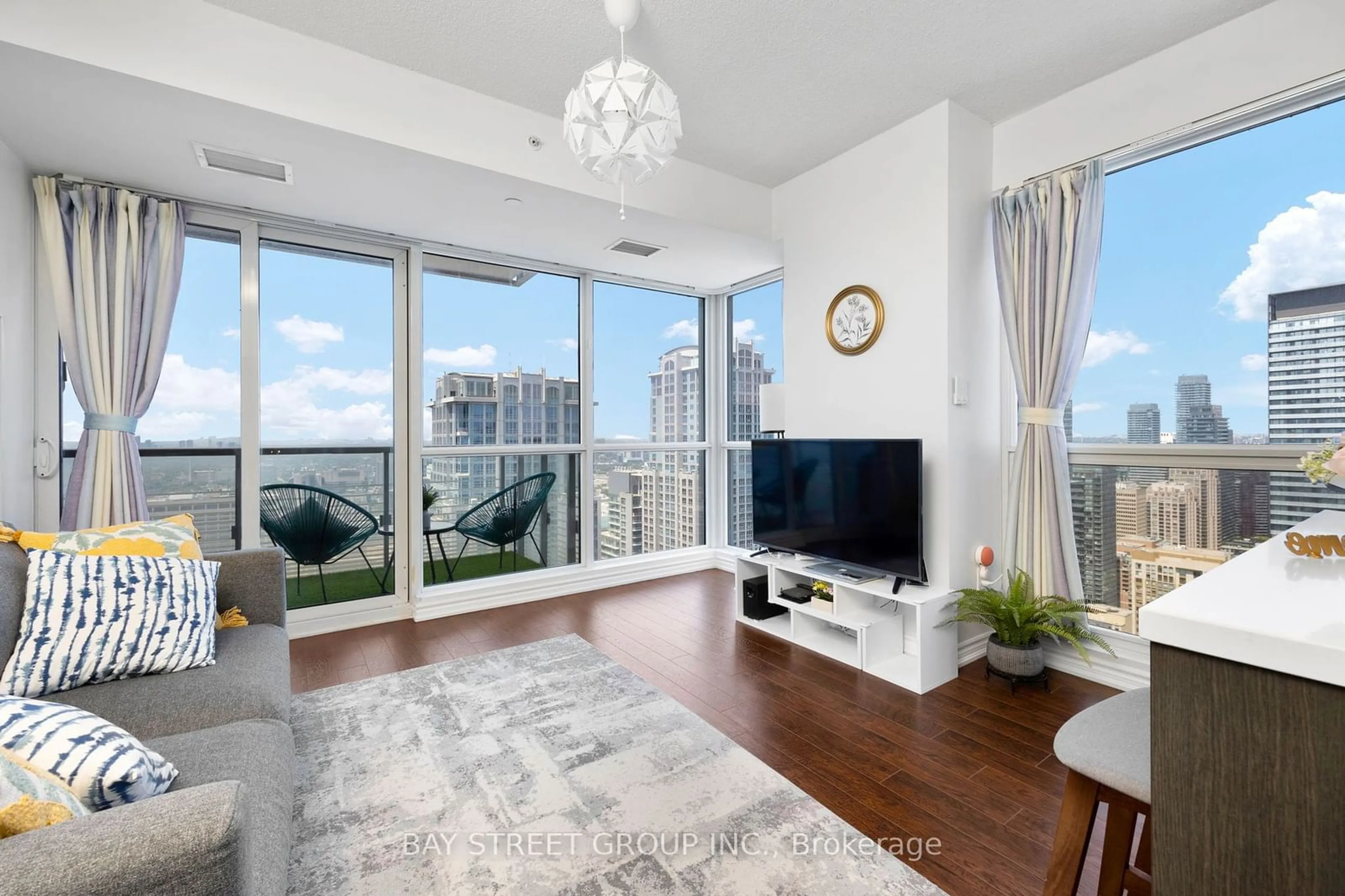 Living room for 386 Yonge St #4115, Toronto Ontario M5B 0A5