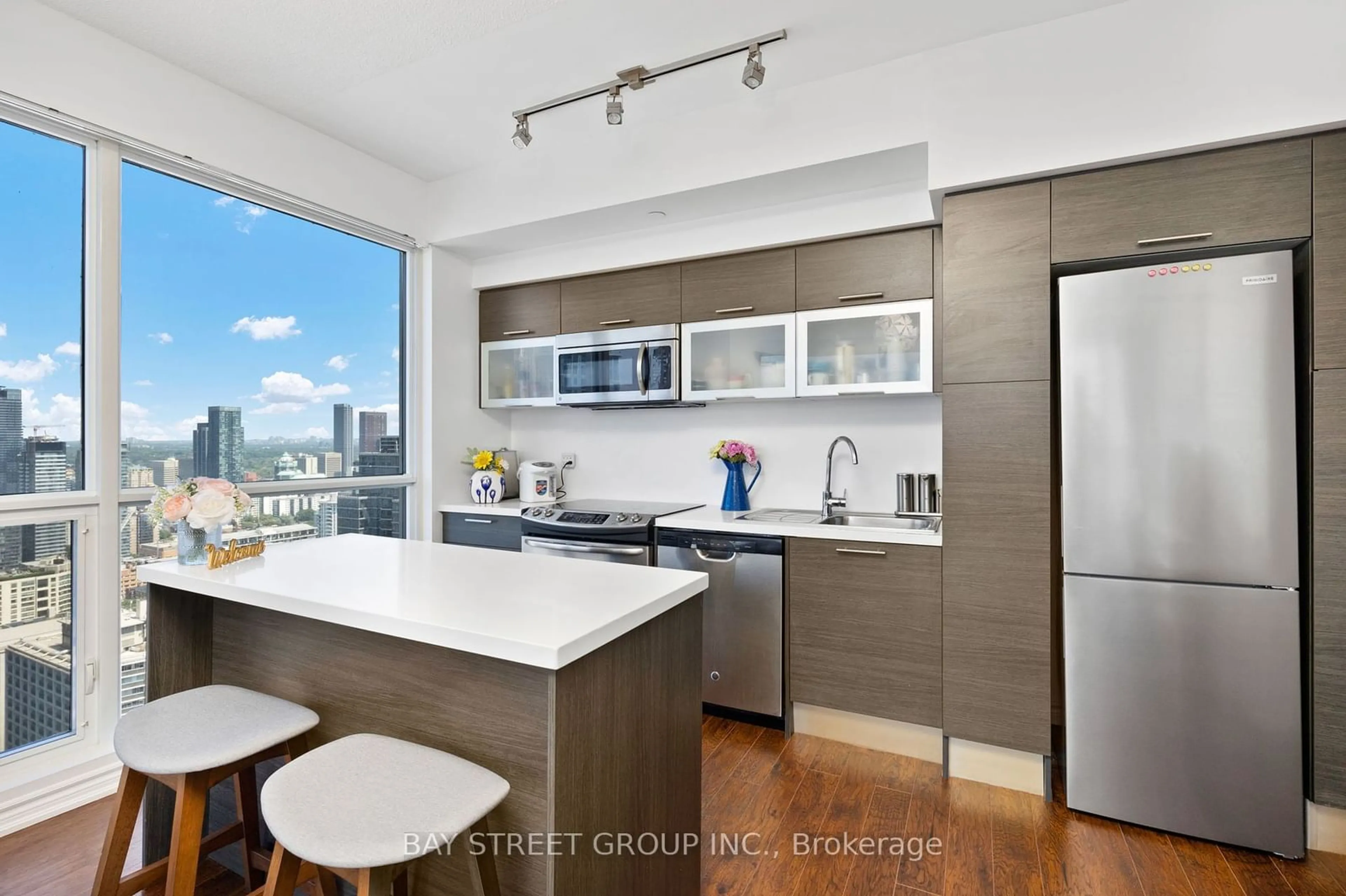 Standard kitchen for 386 Yonge St #4115, Toronto Ontario M5B 0A5