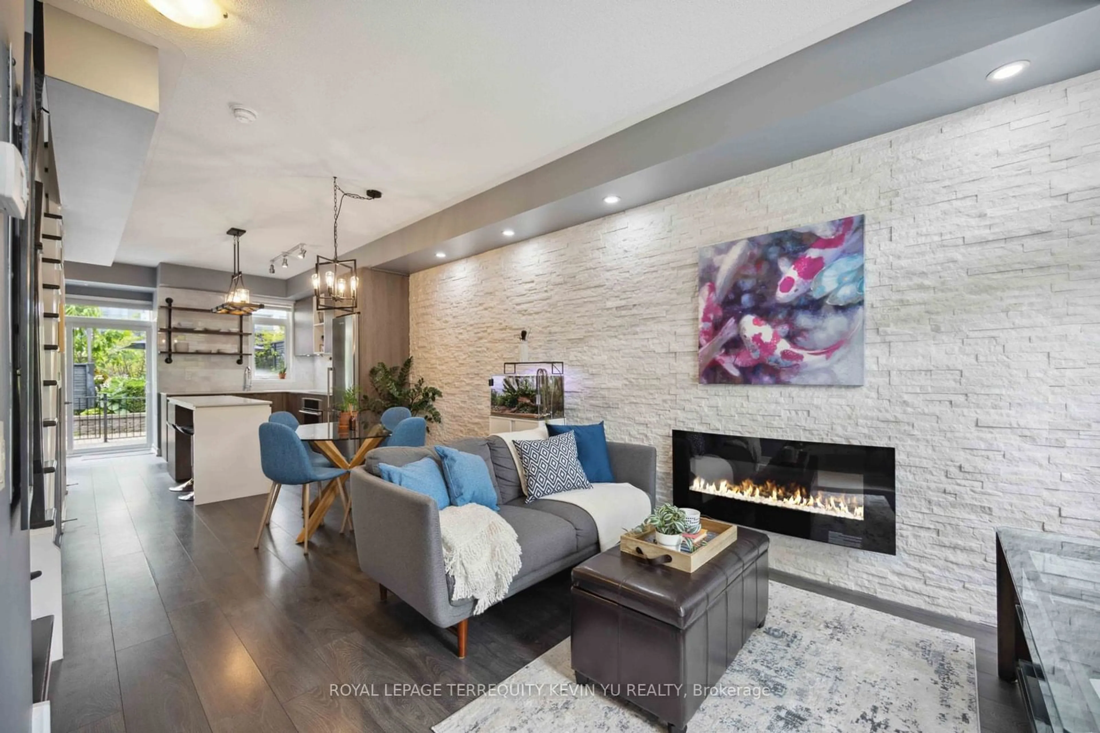Living room for 53 Regent St, Toronto Ontario M5A 0P1