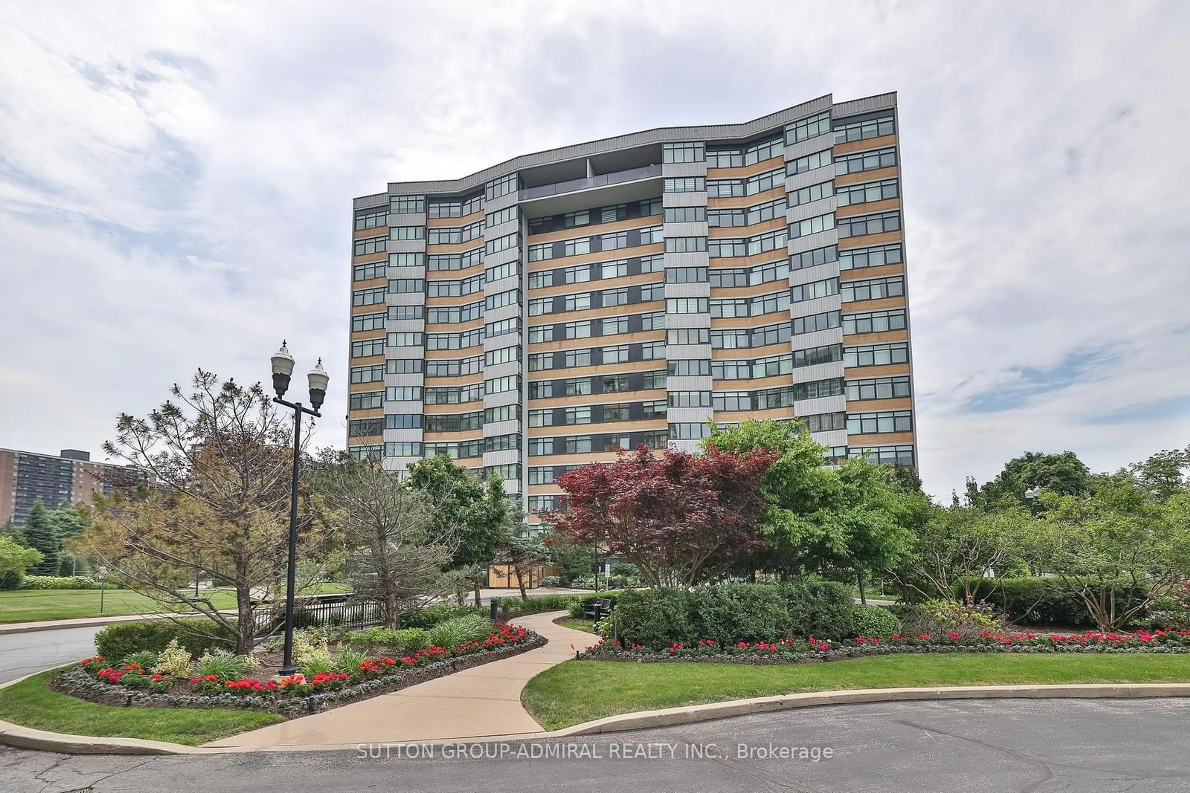 A pic from exterior of the house or condo for 90 Fisherville Rd #104, Toronto Ontario M2R 3J9
