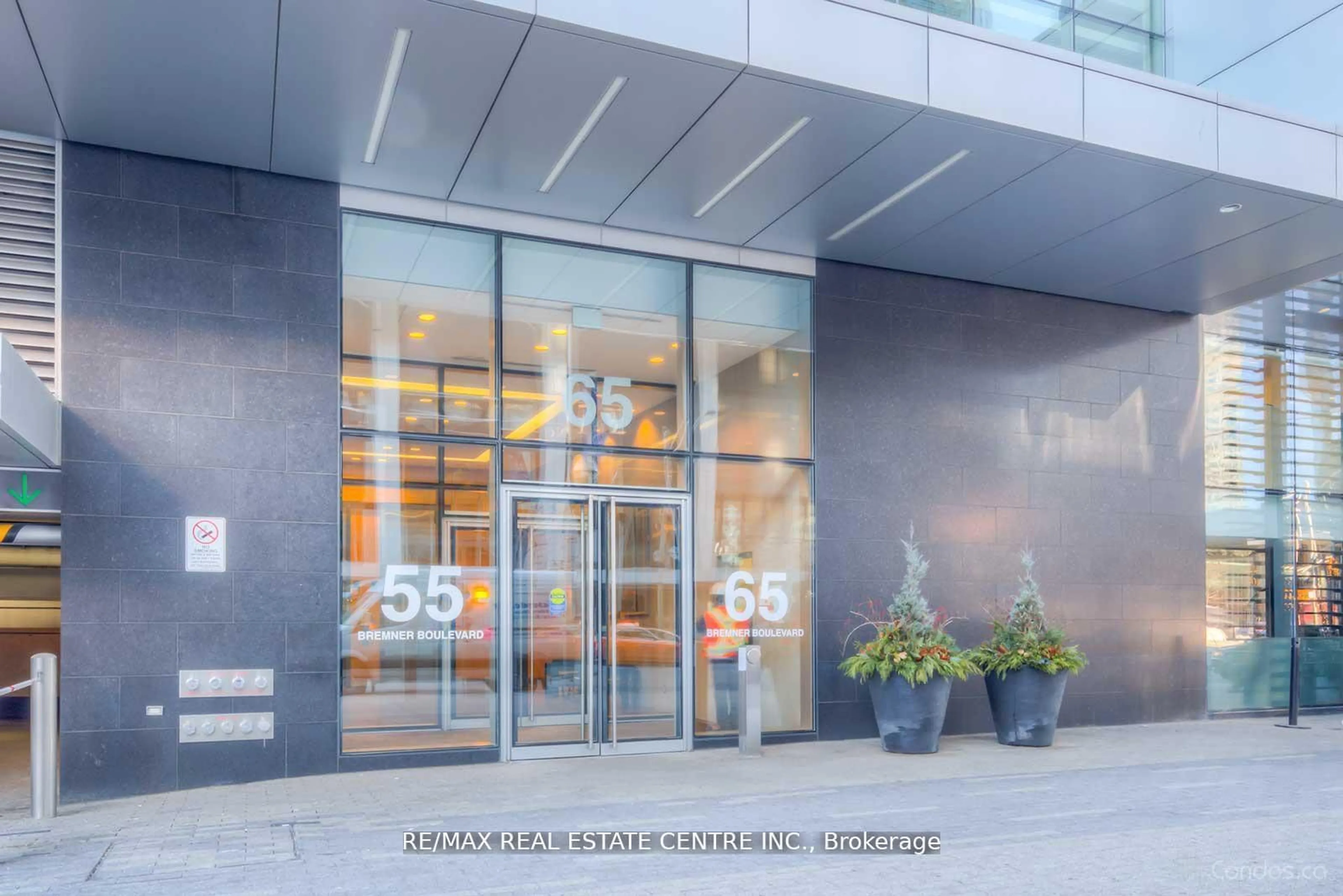 Indoor foyer for 55 Bremner Blvd #2610, Toronto Ontario M5J 0A1